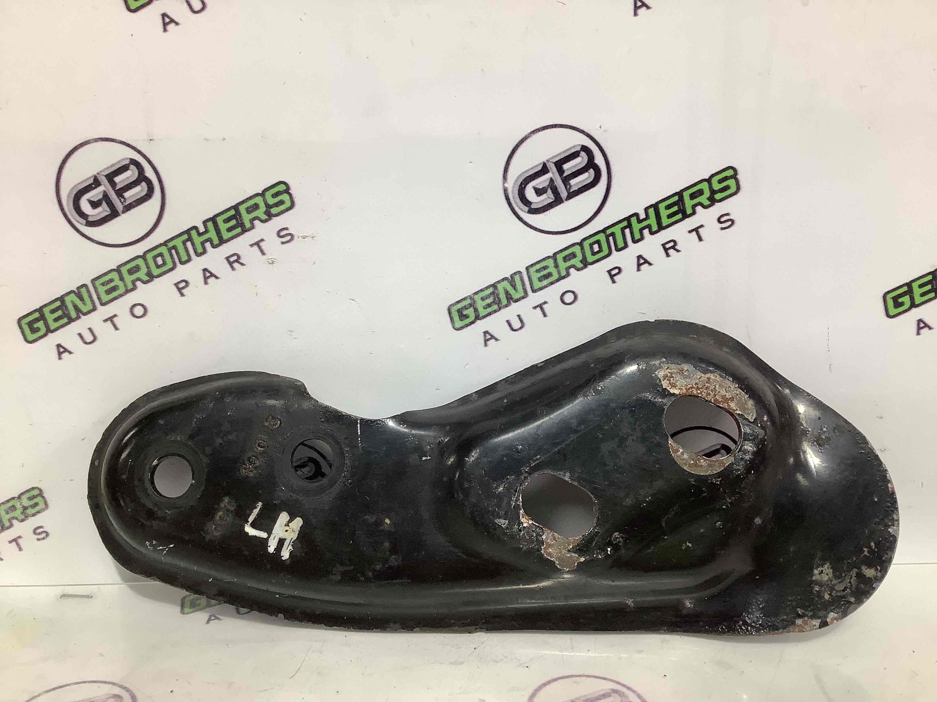 Кронштейн переднього підрамника