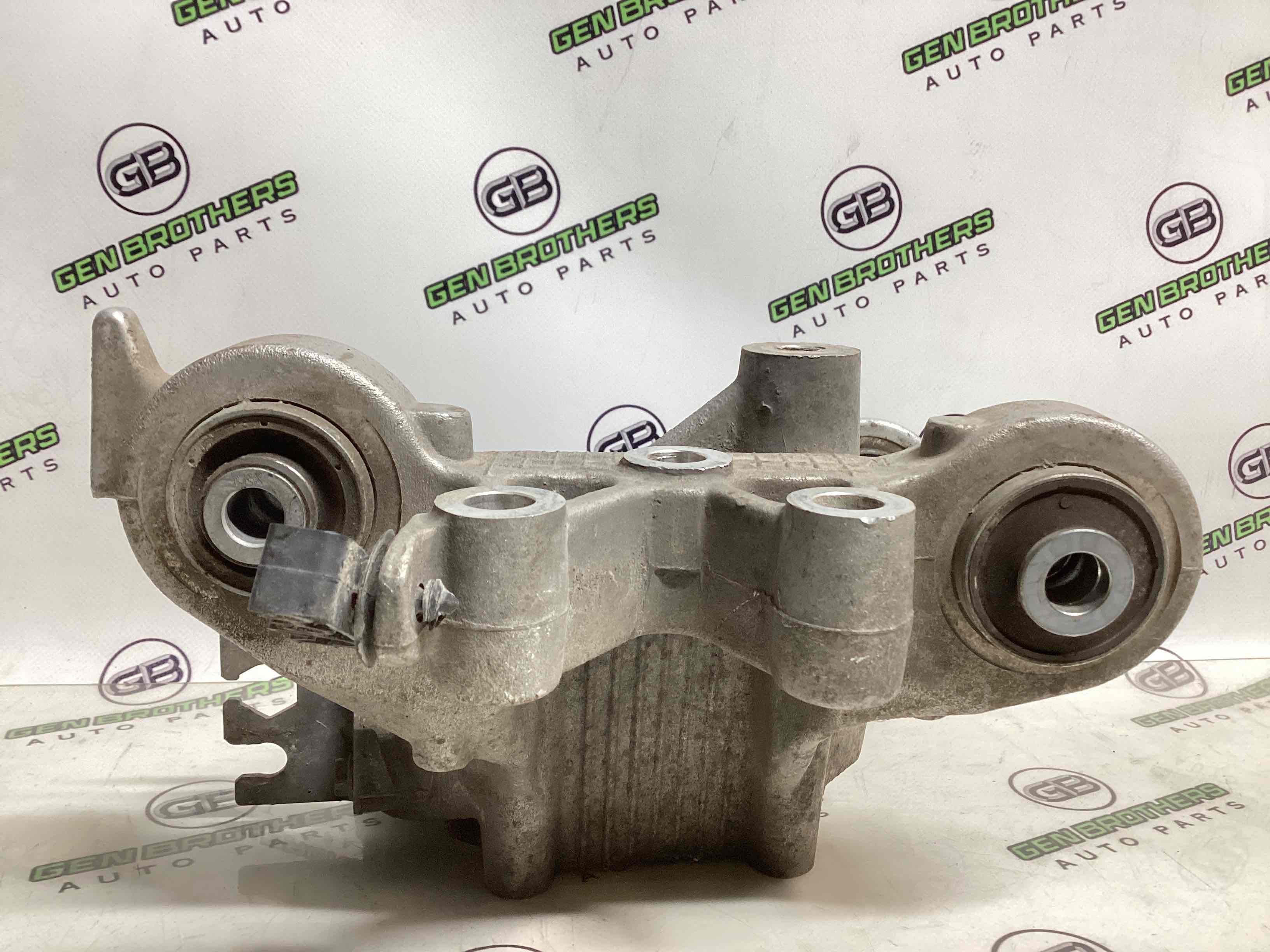 Кулак задній правий