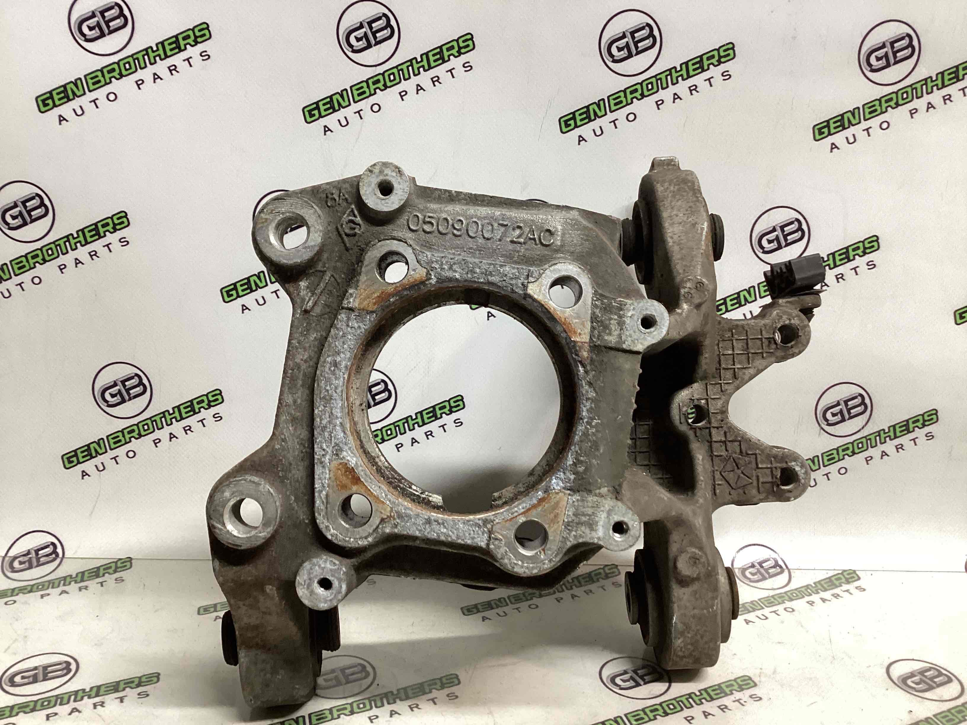 Кулак задній правий