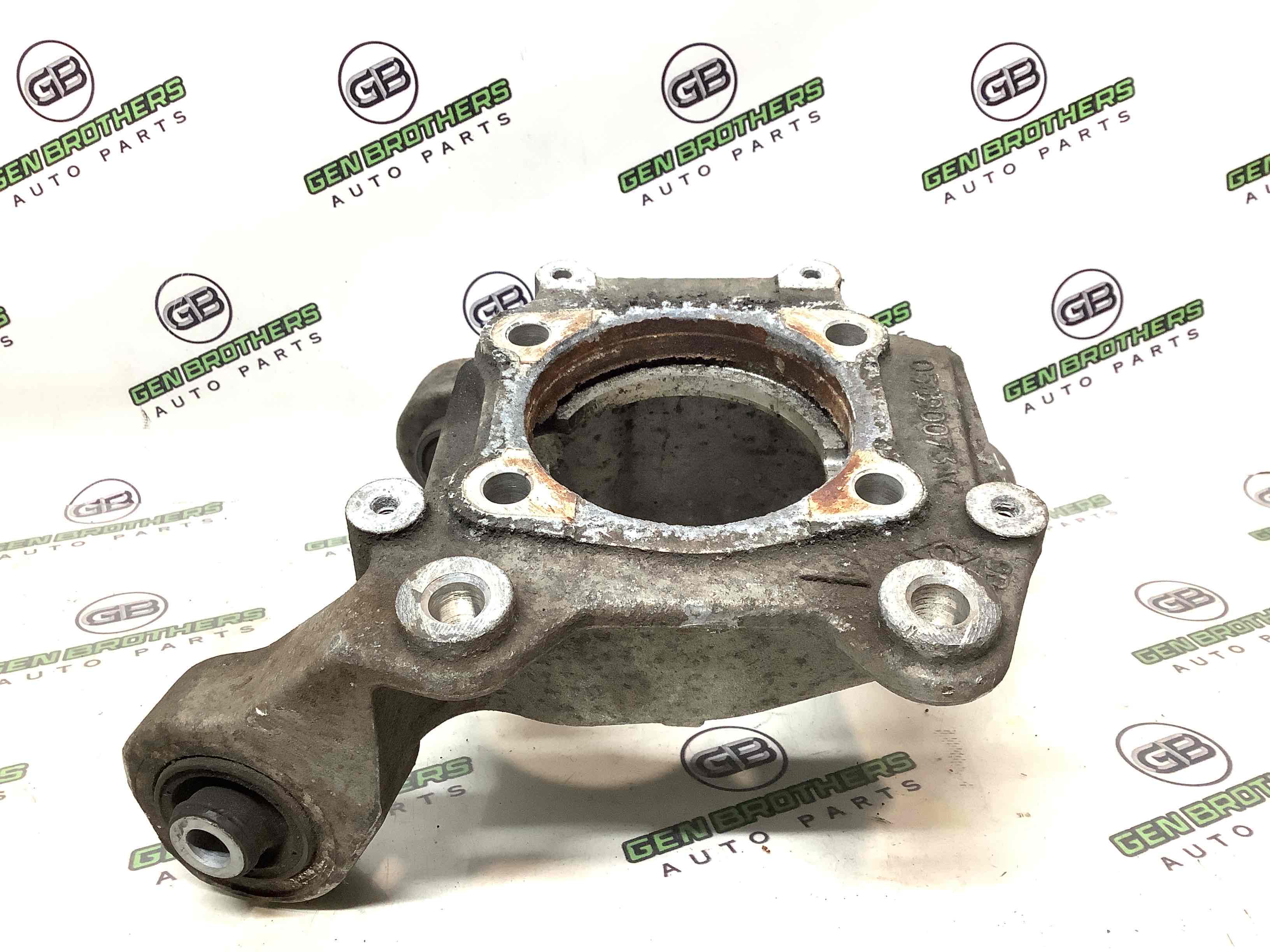 Кулак задній лівий