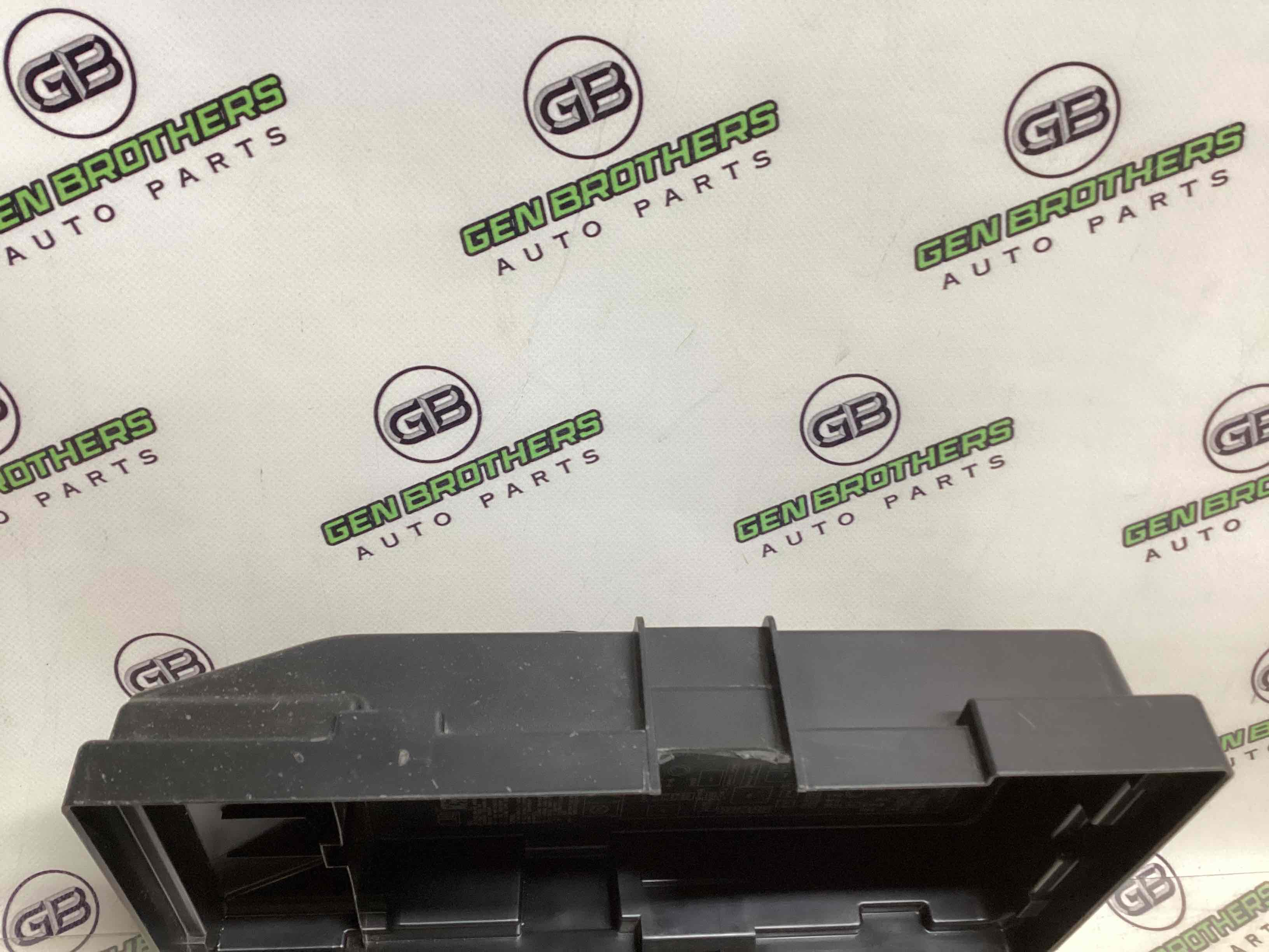 Кришка корпус блоку запобіжників