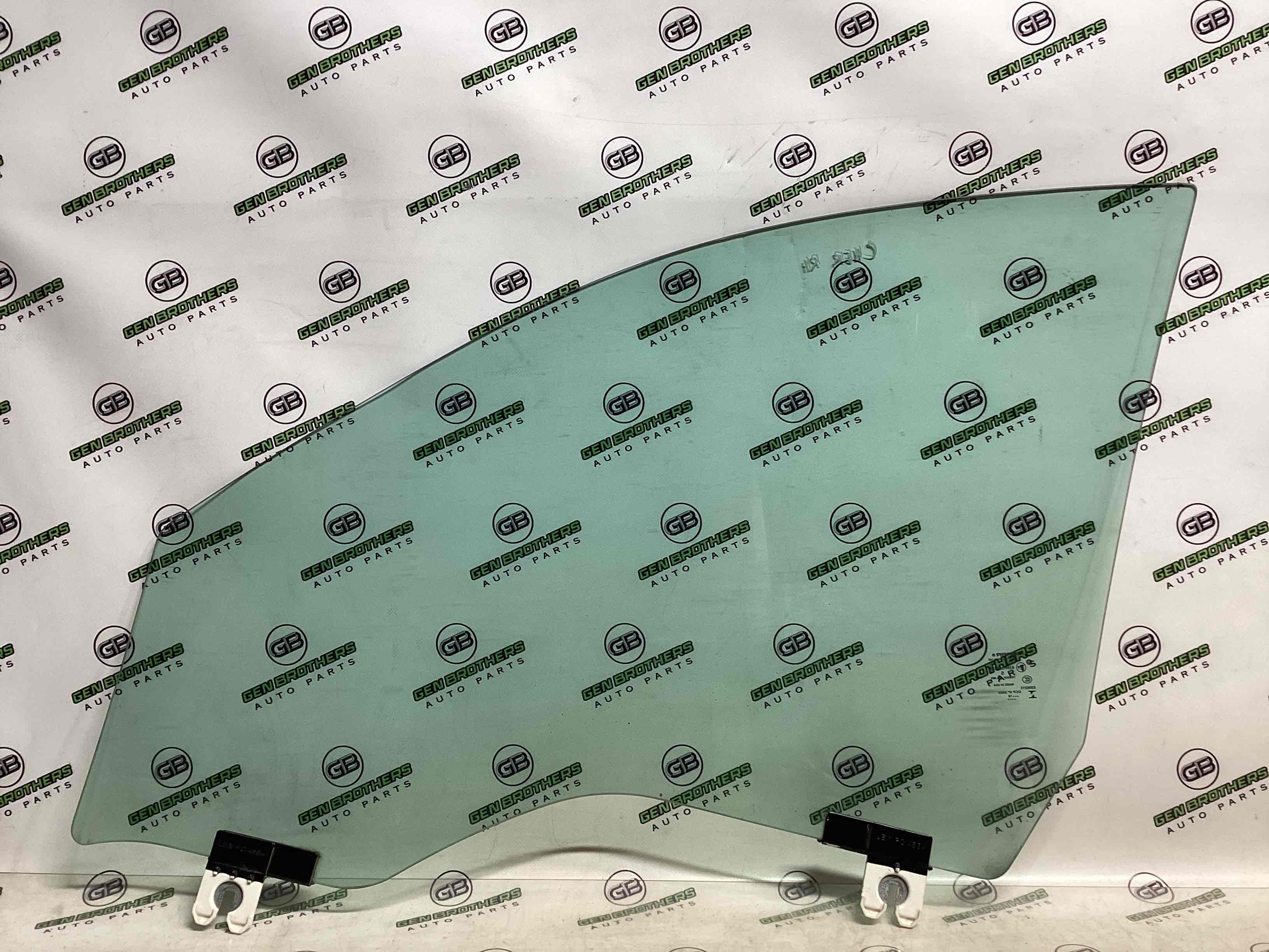 Скло переднє праве