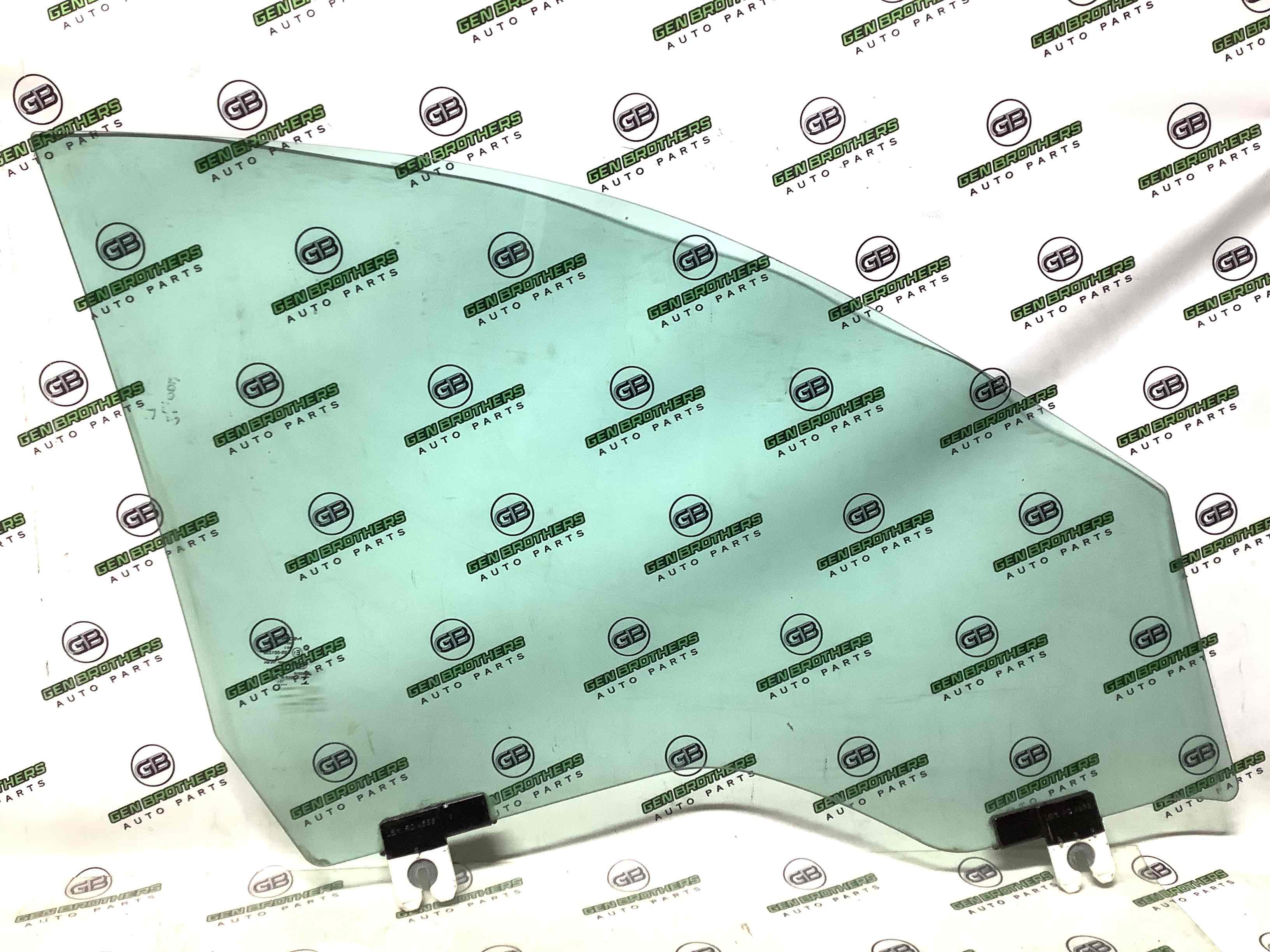 Скло переднє ліве