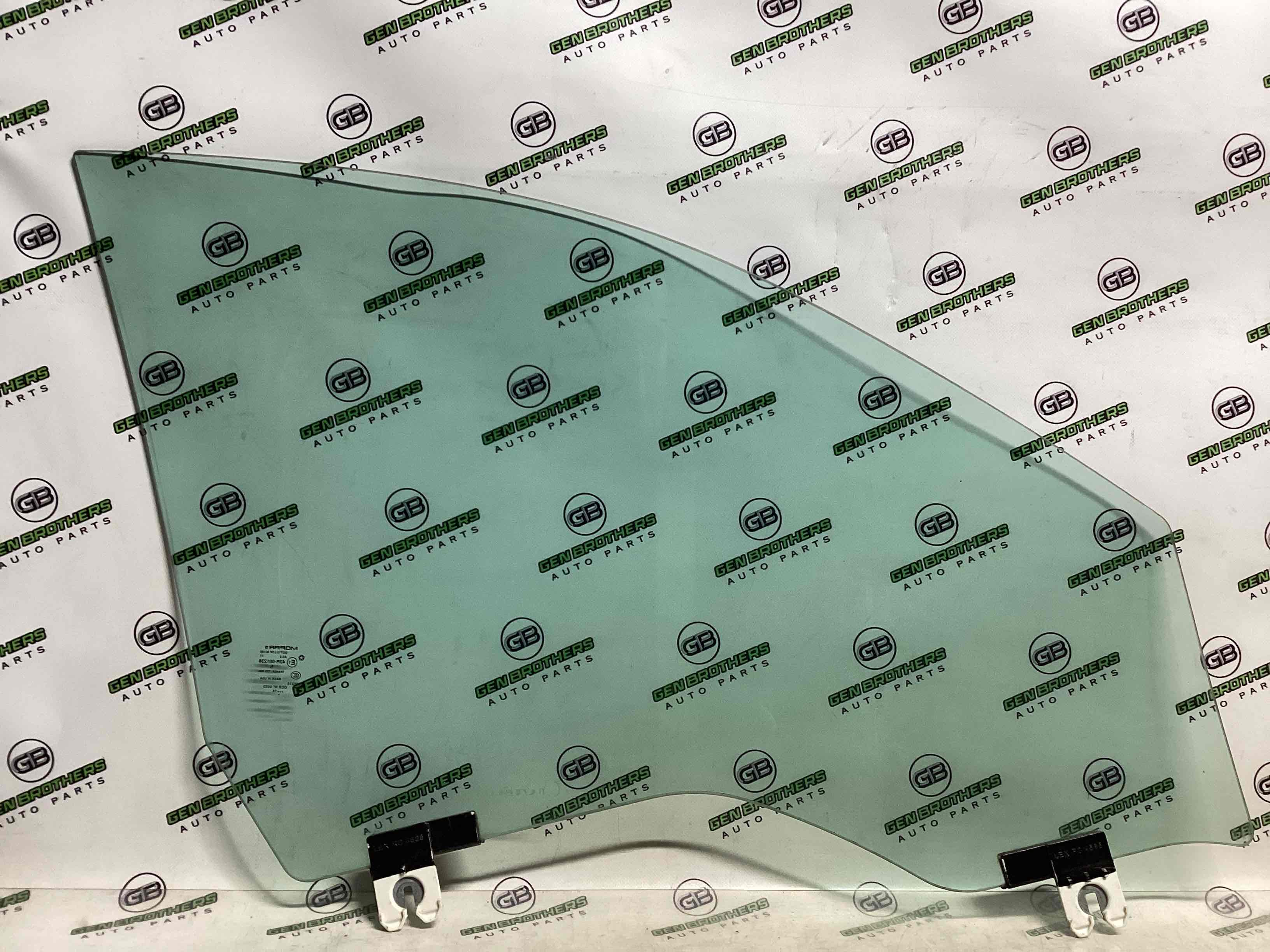 Скло переднє ліве