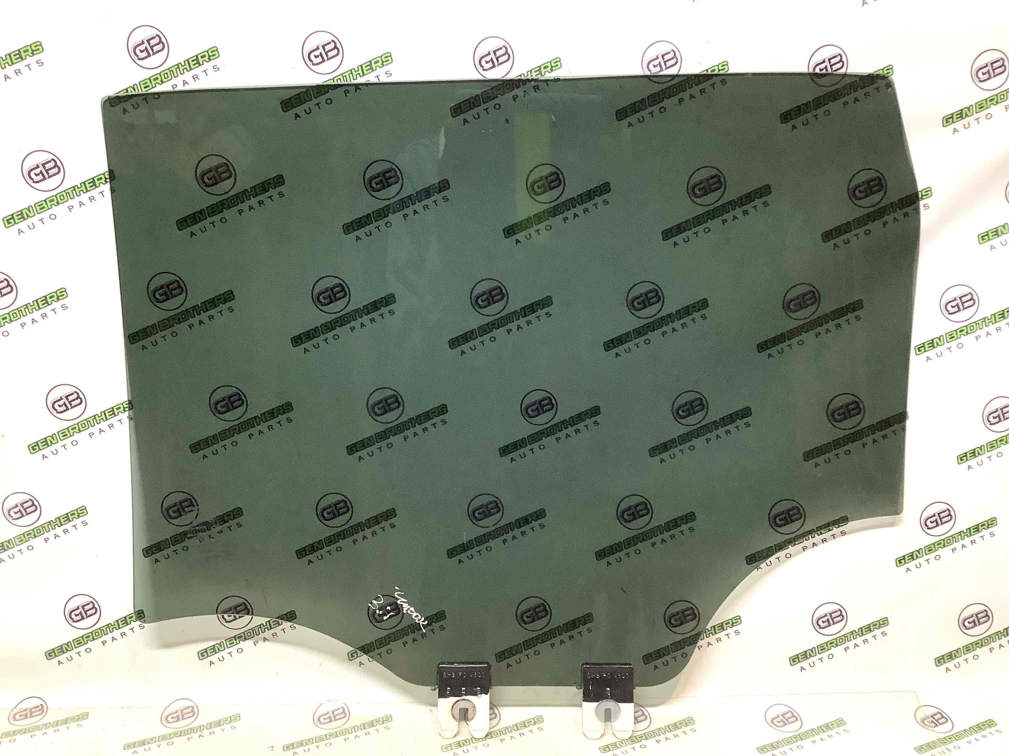 Скло заднє праве