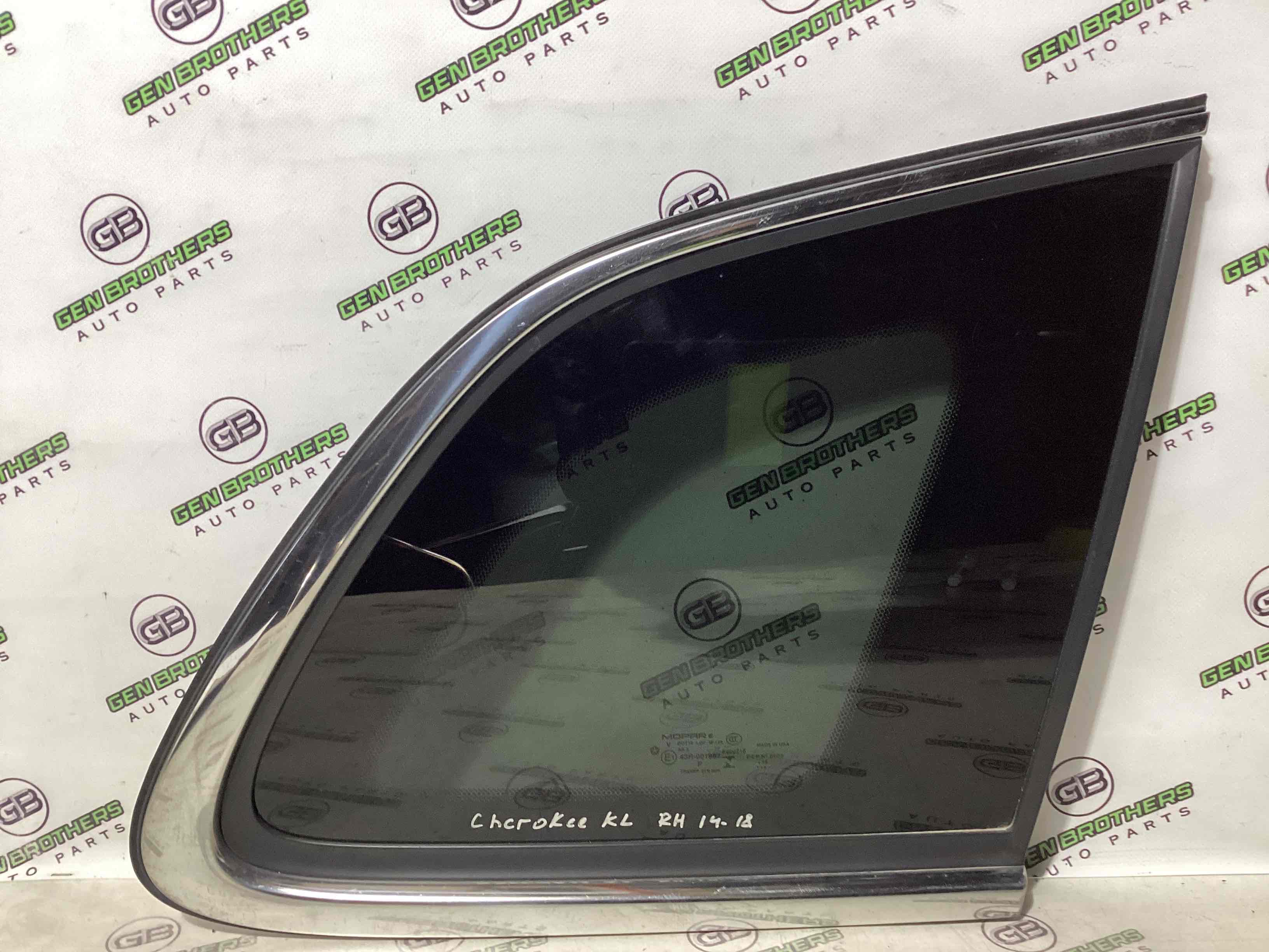 Скло кузовне бічне праве