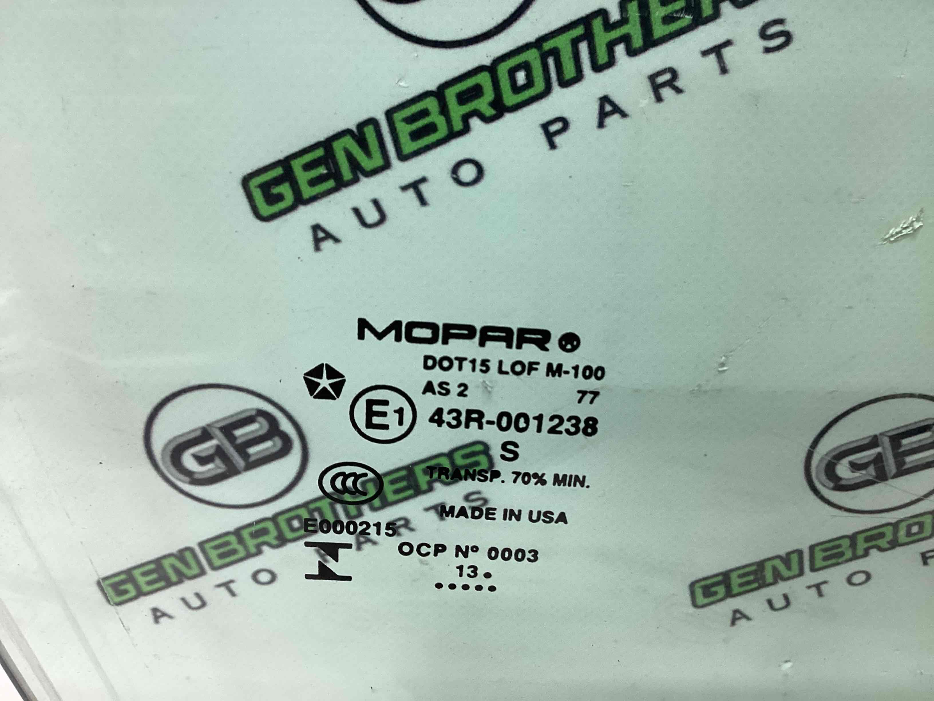 Скло переднє праве