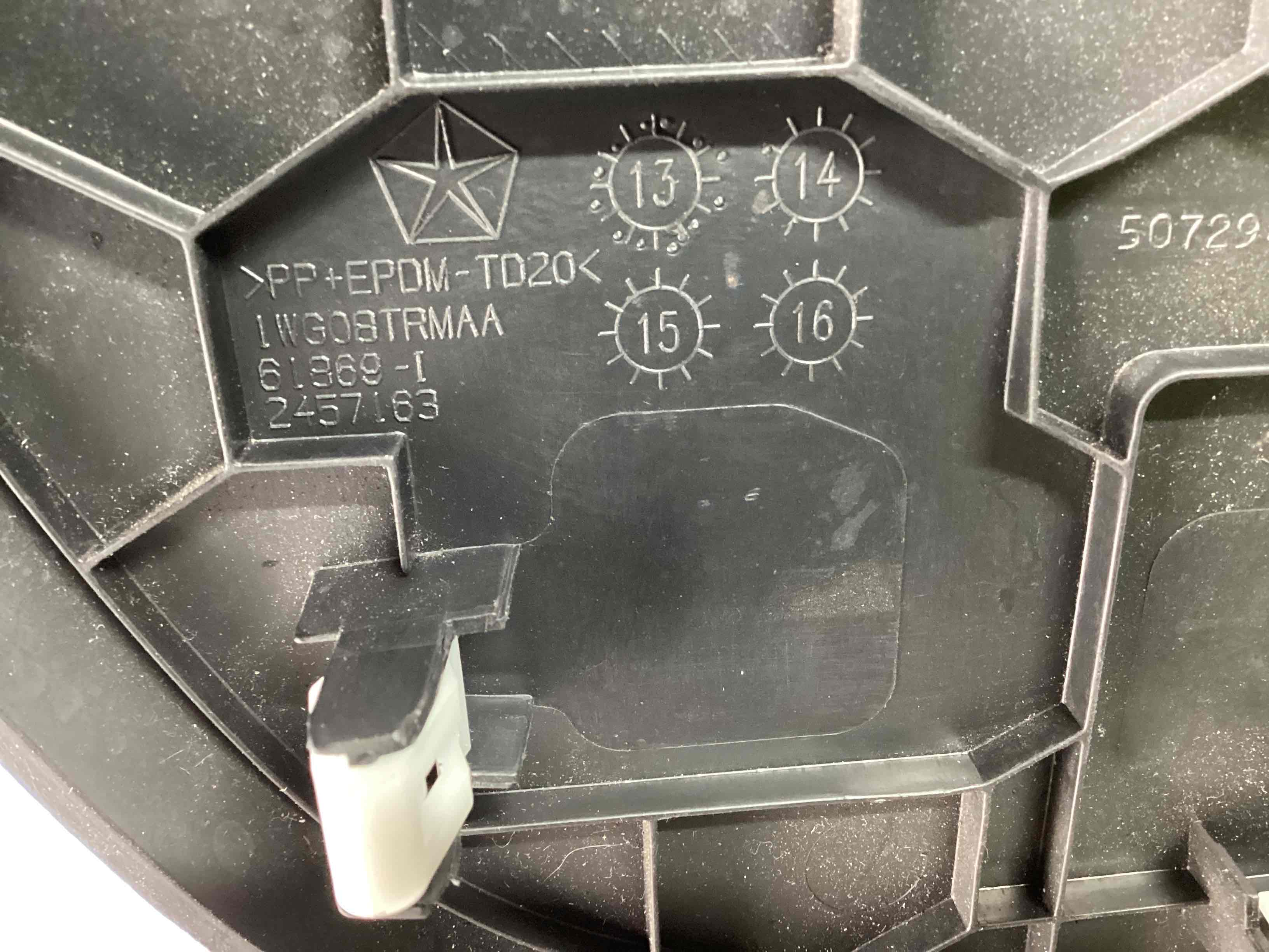 Обшивка панелі приладів торпедо