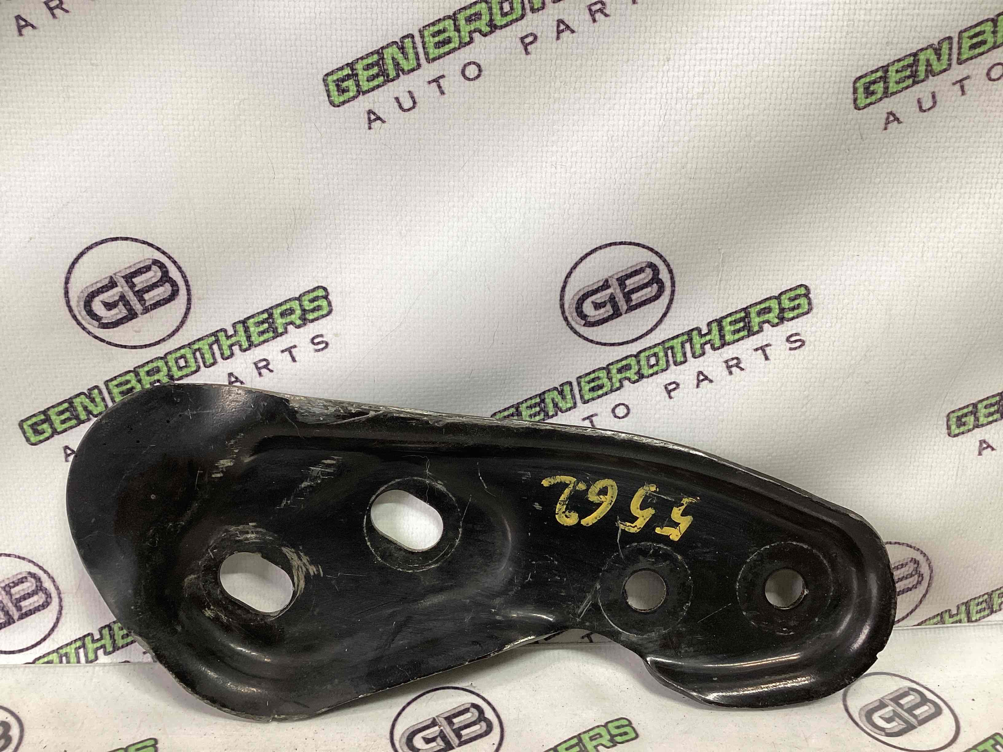 Кронштейн переднього підрамника