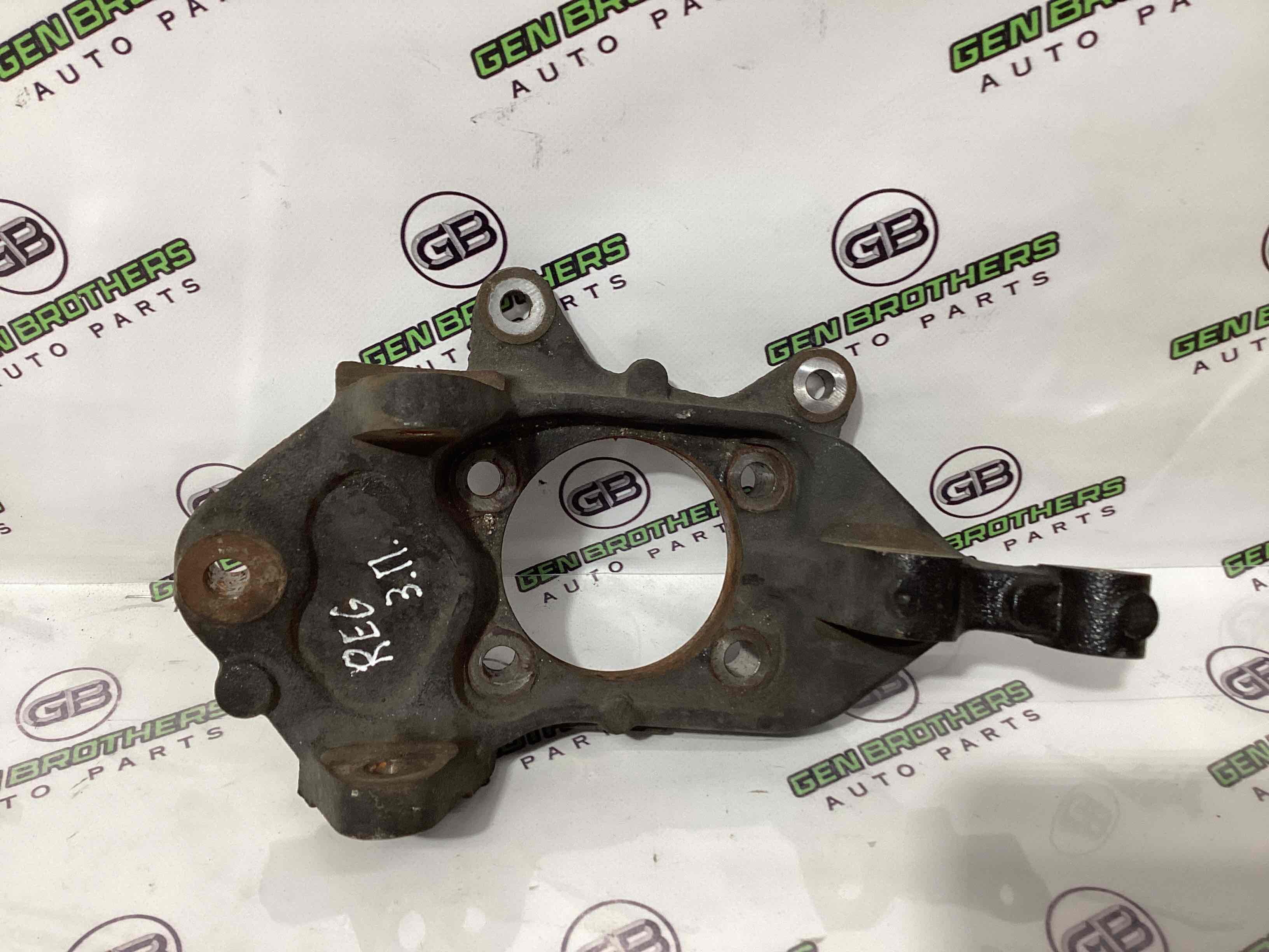 Кулак задній правий