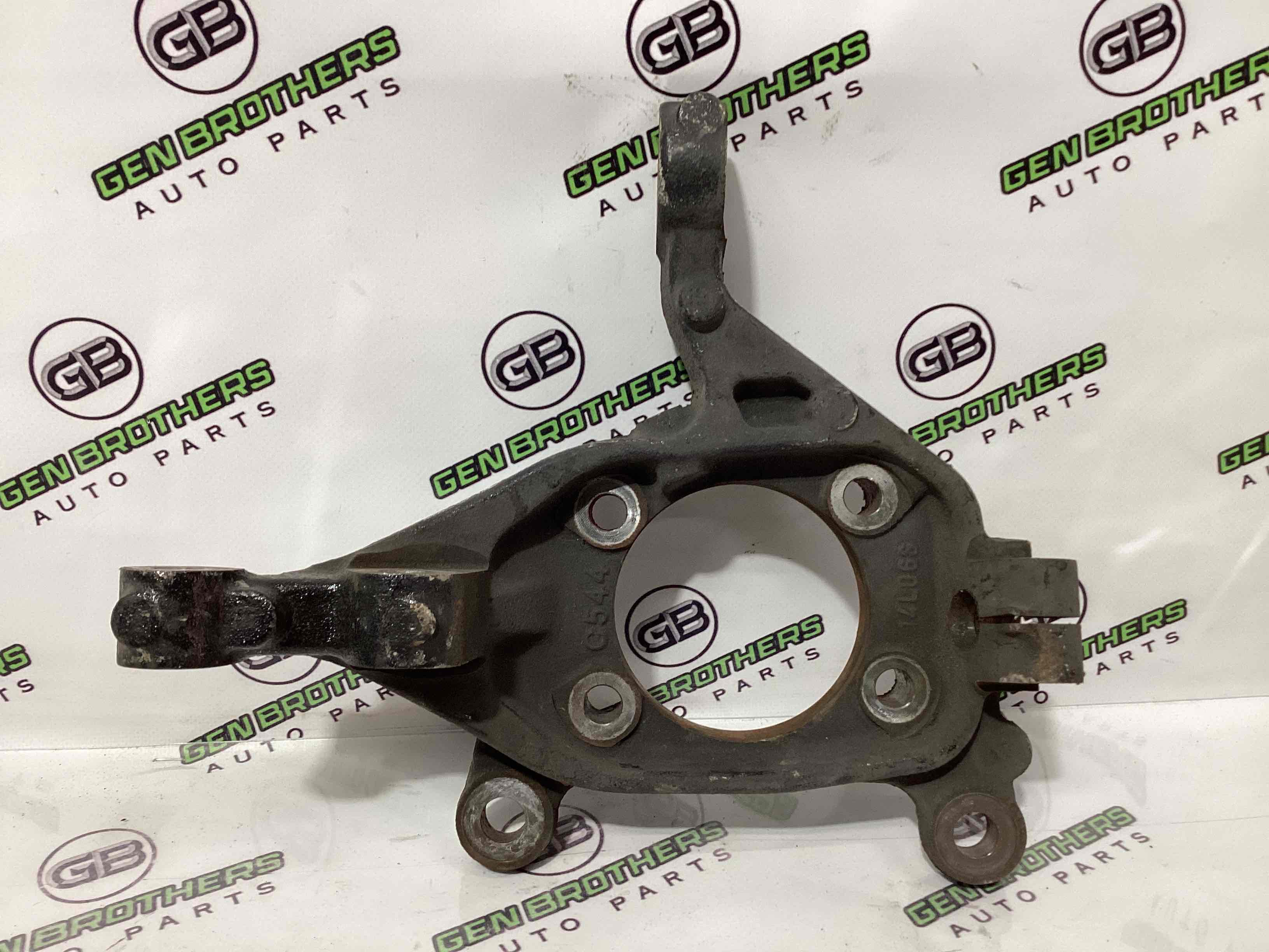 Кулак поворотний правий