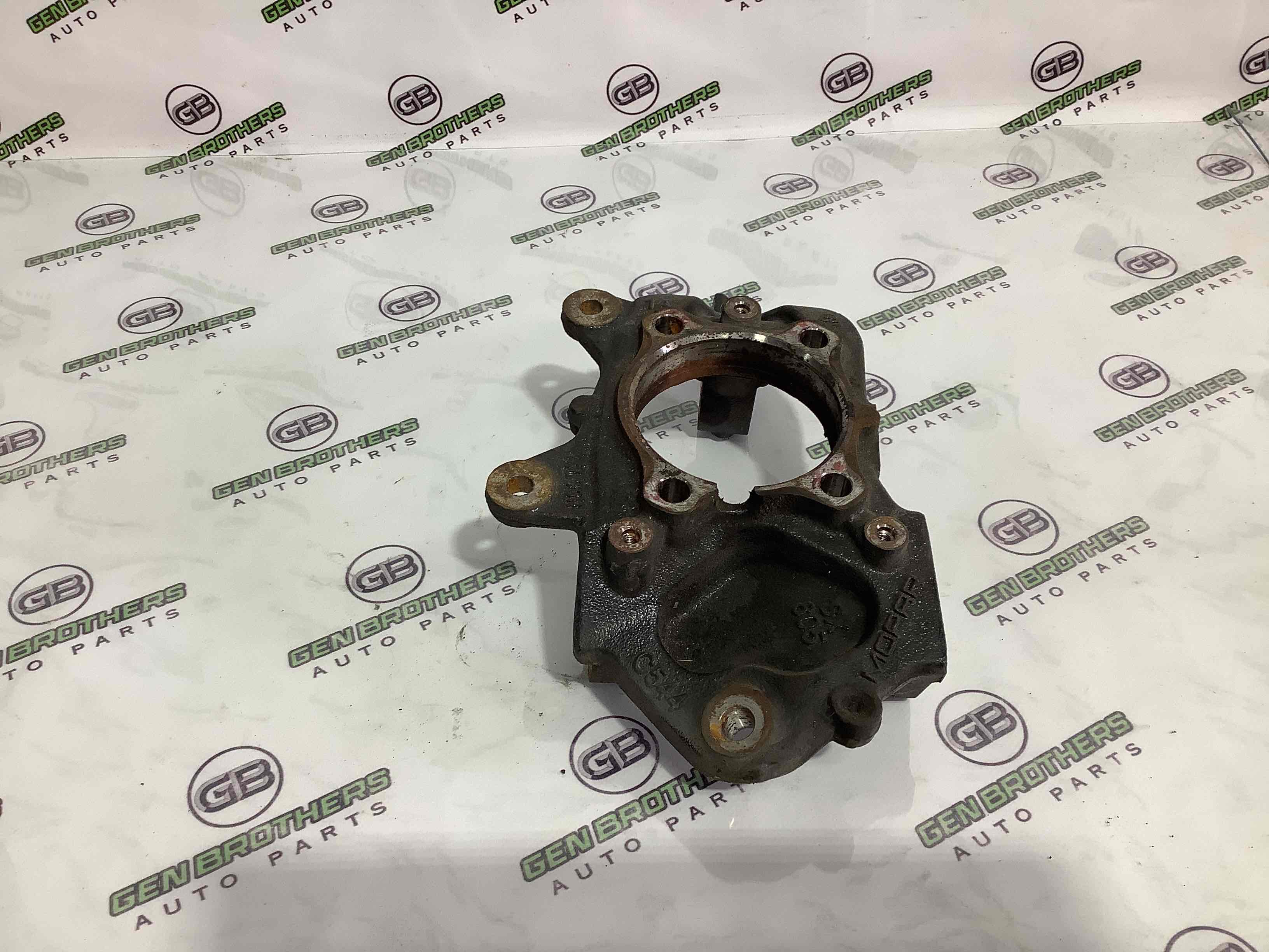 Кулак задній лівий