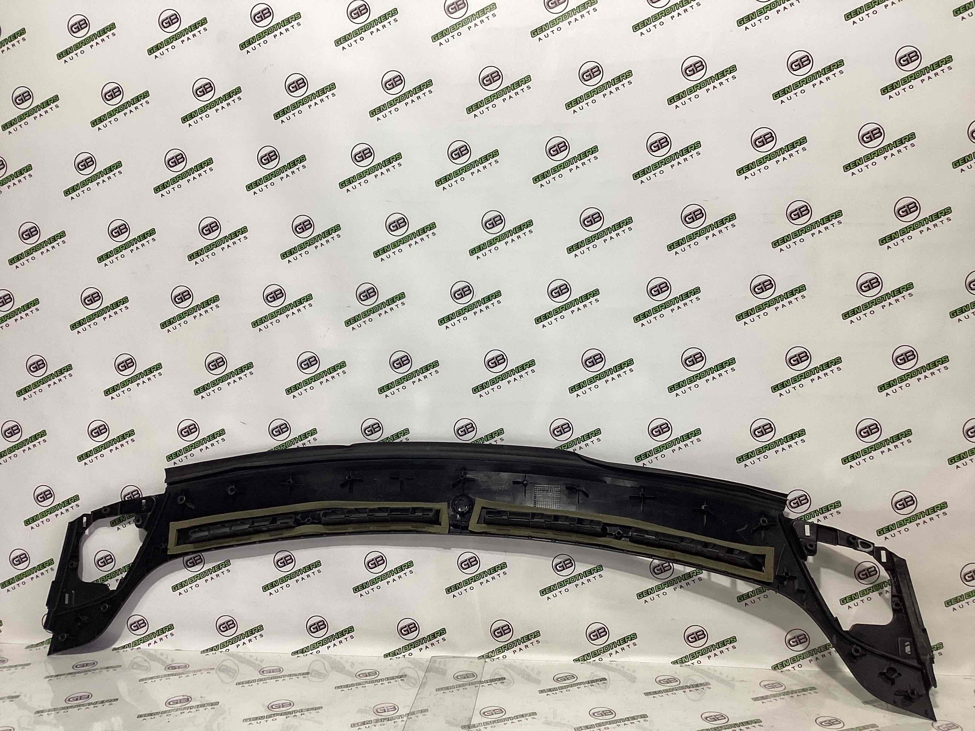 Обшивка панелі приладів торпедо