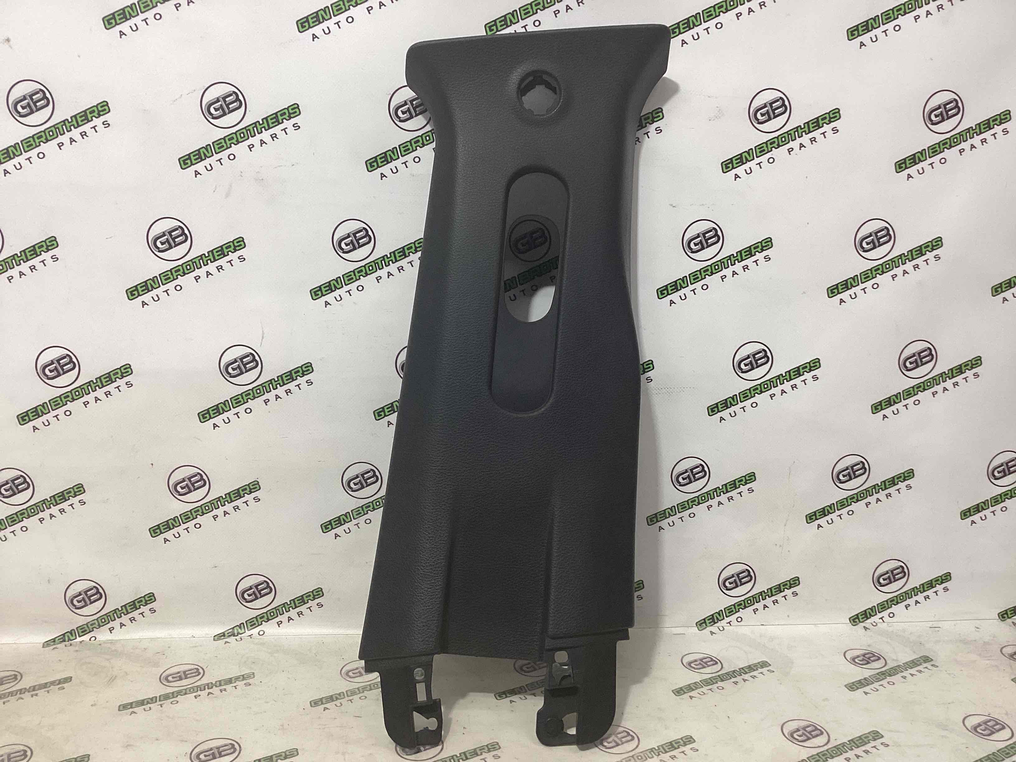 Обшивка центральної стійки права