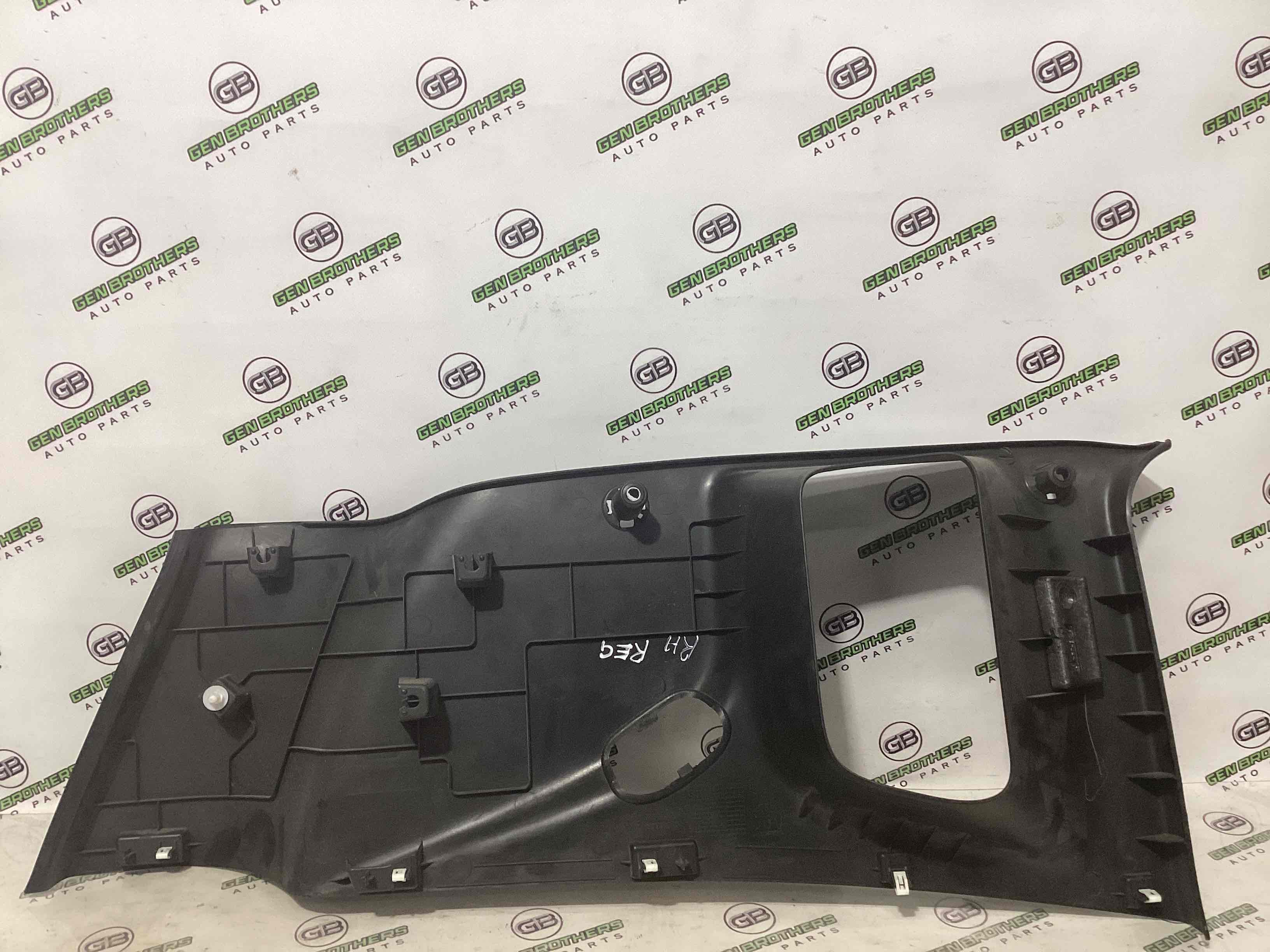 Обшивка задньої стійки права