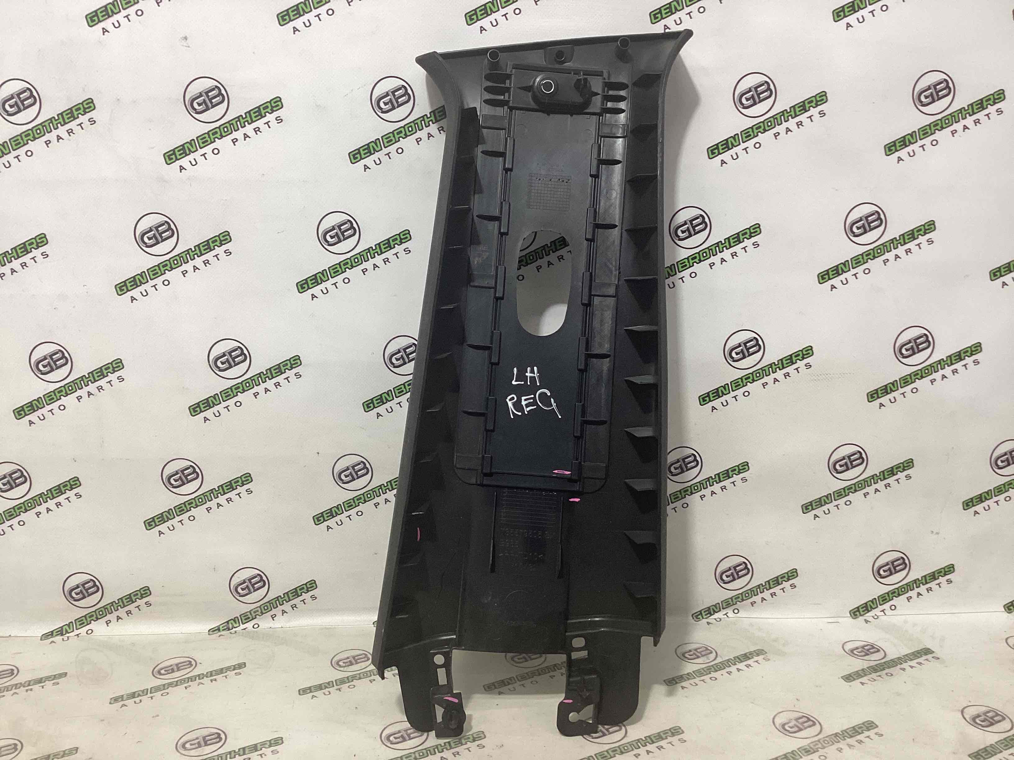 Обшивка центральної стійки ліва