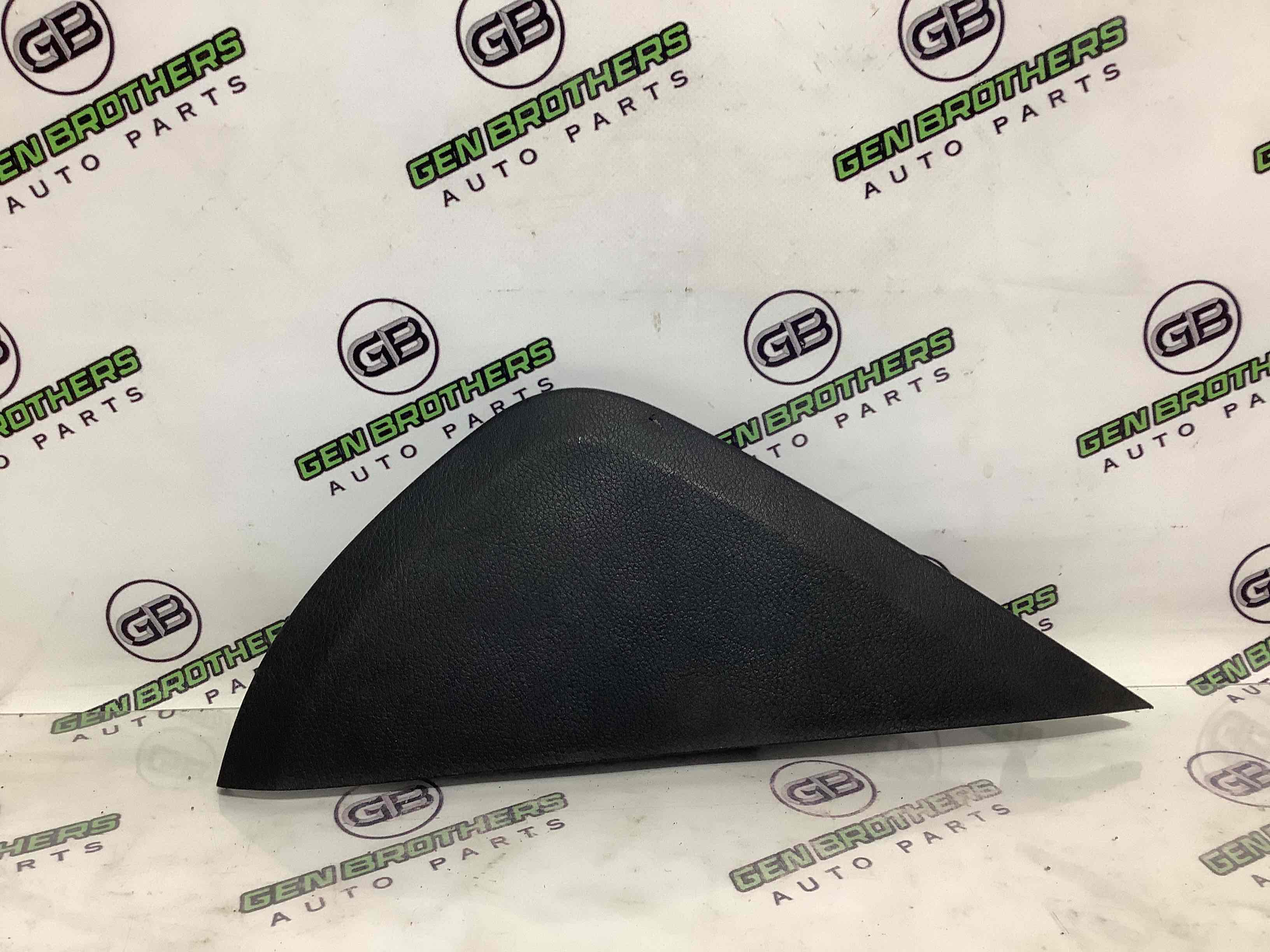 Обшивка панелі приладів торпедо