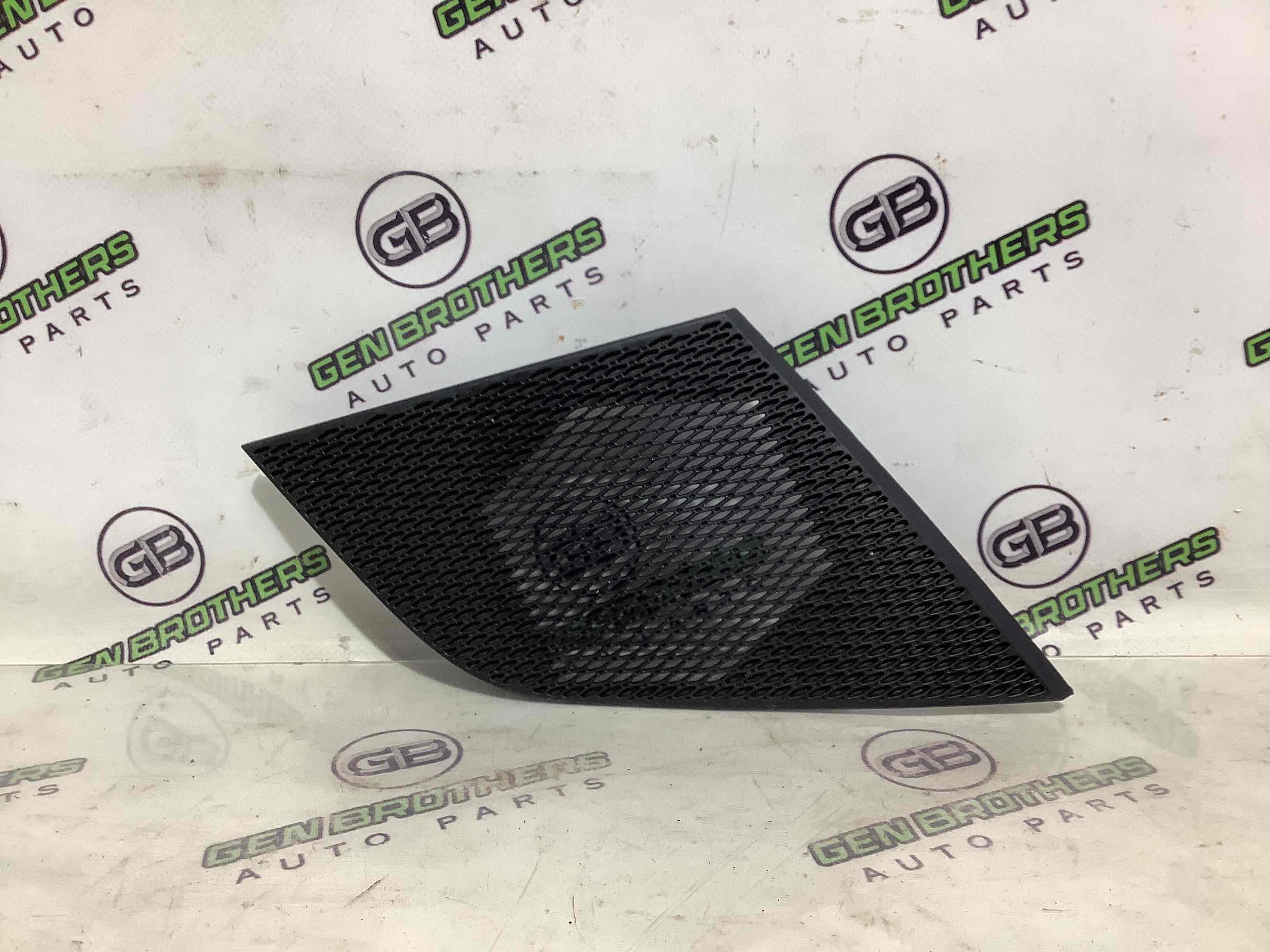 Обшивка панелі приладів торпедо