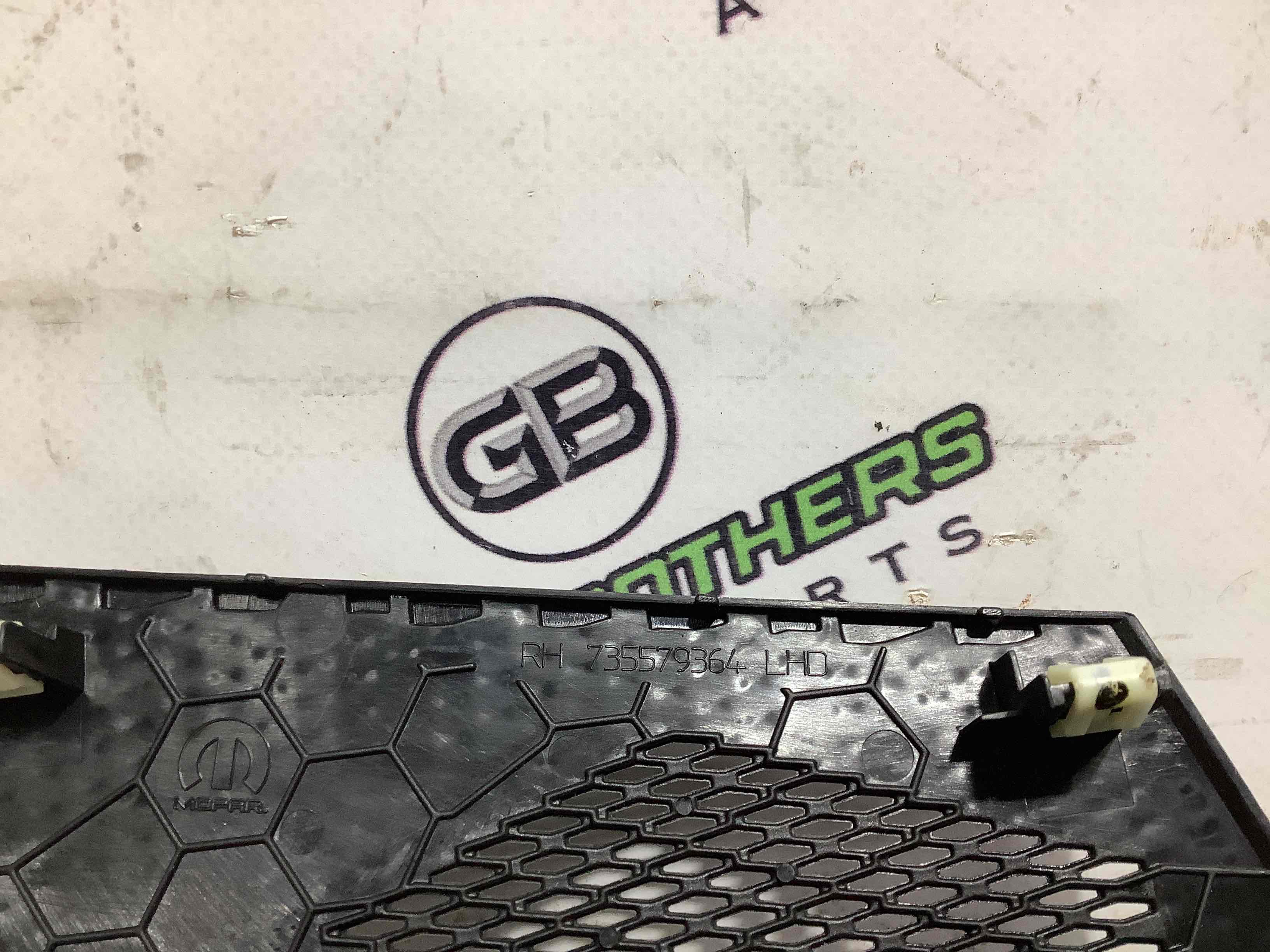 Обшивка панелі приладів торпедо