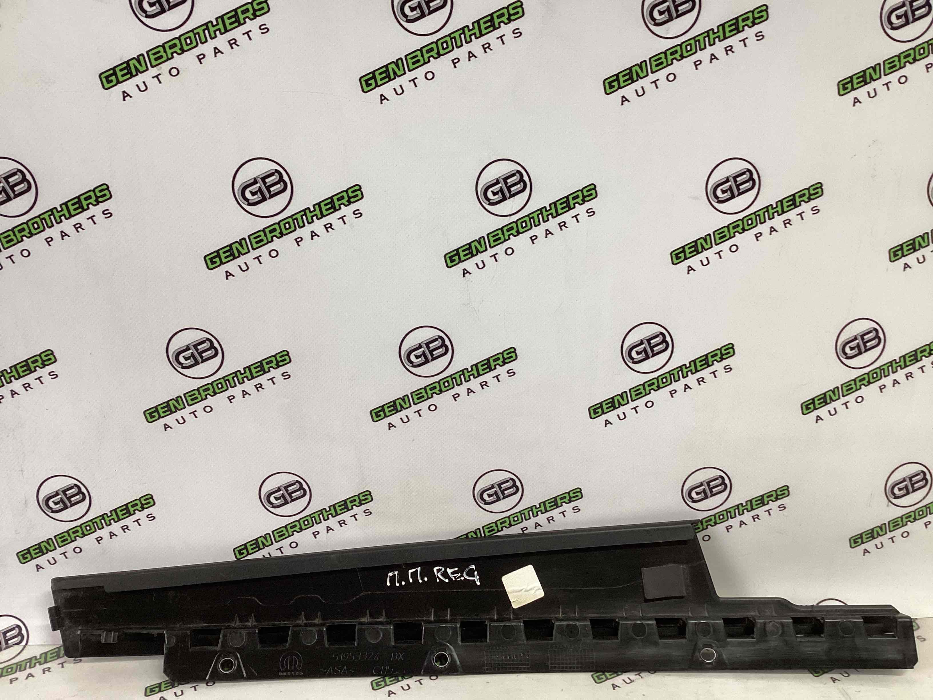 Молдинг двері передньої правої