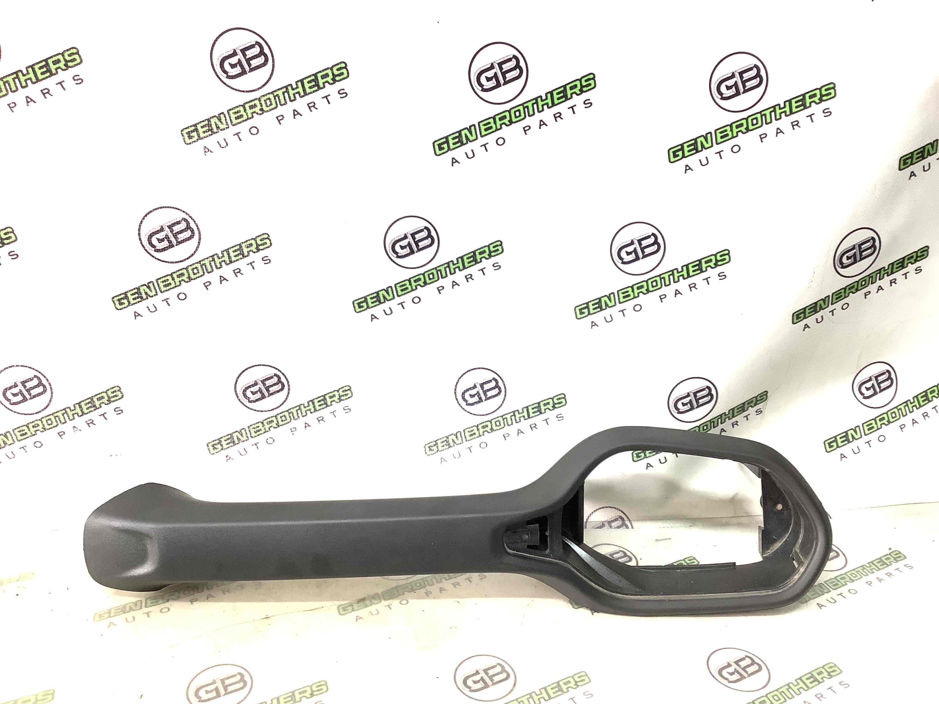 Обшивка панелі приладів торпедо