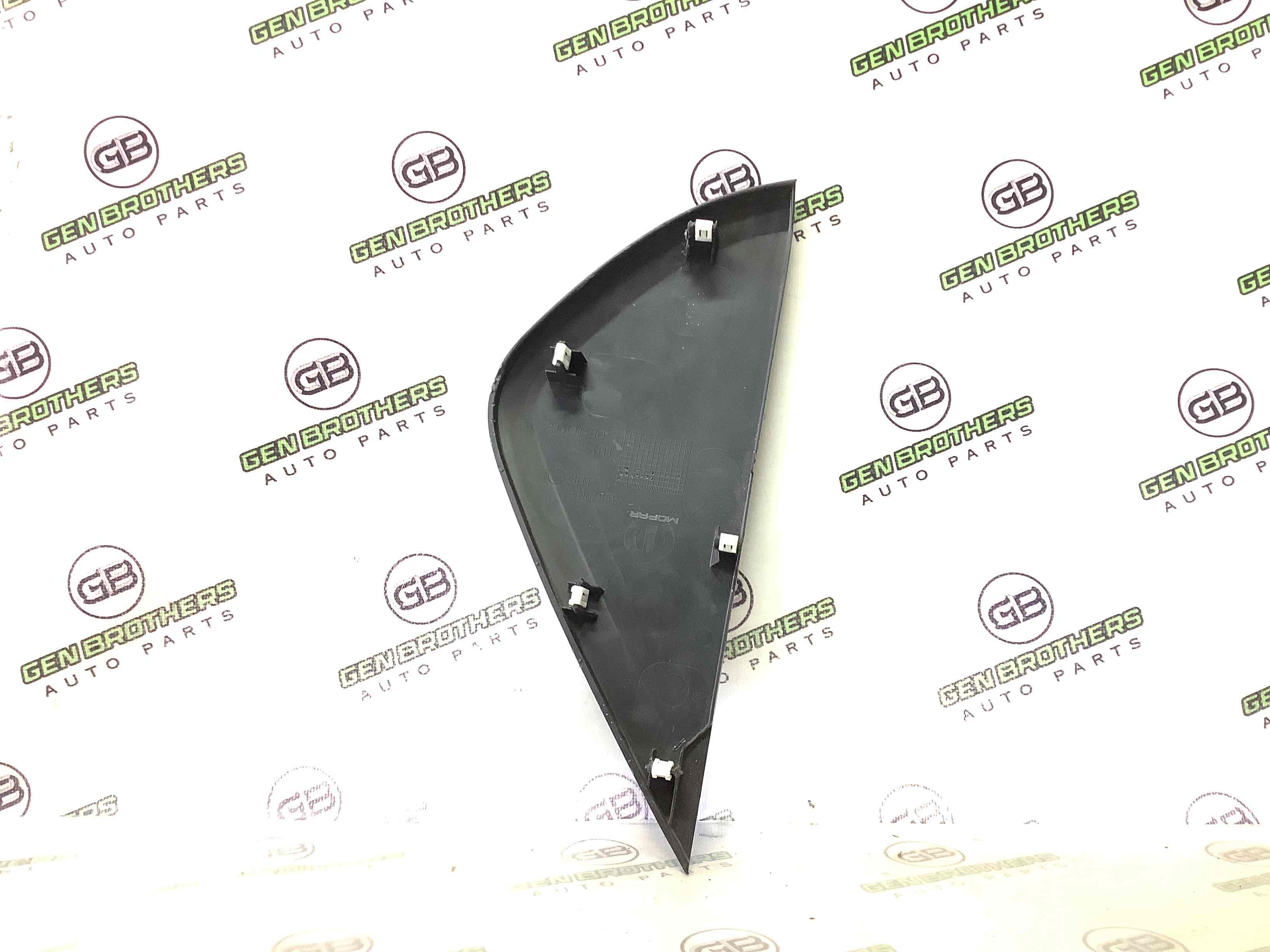 Обшивка панелі приладів торпедо