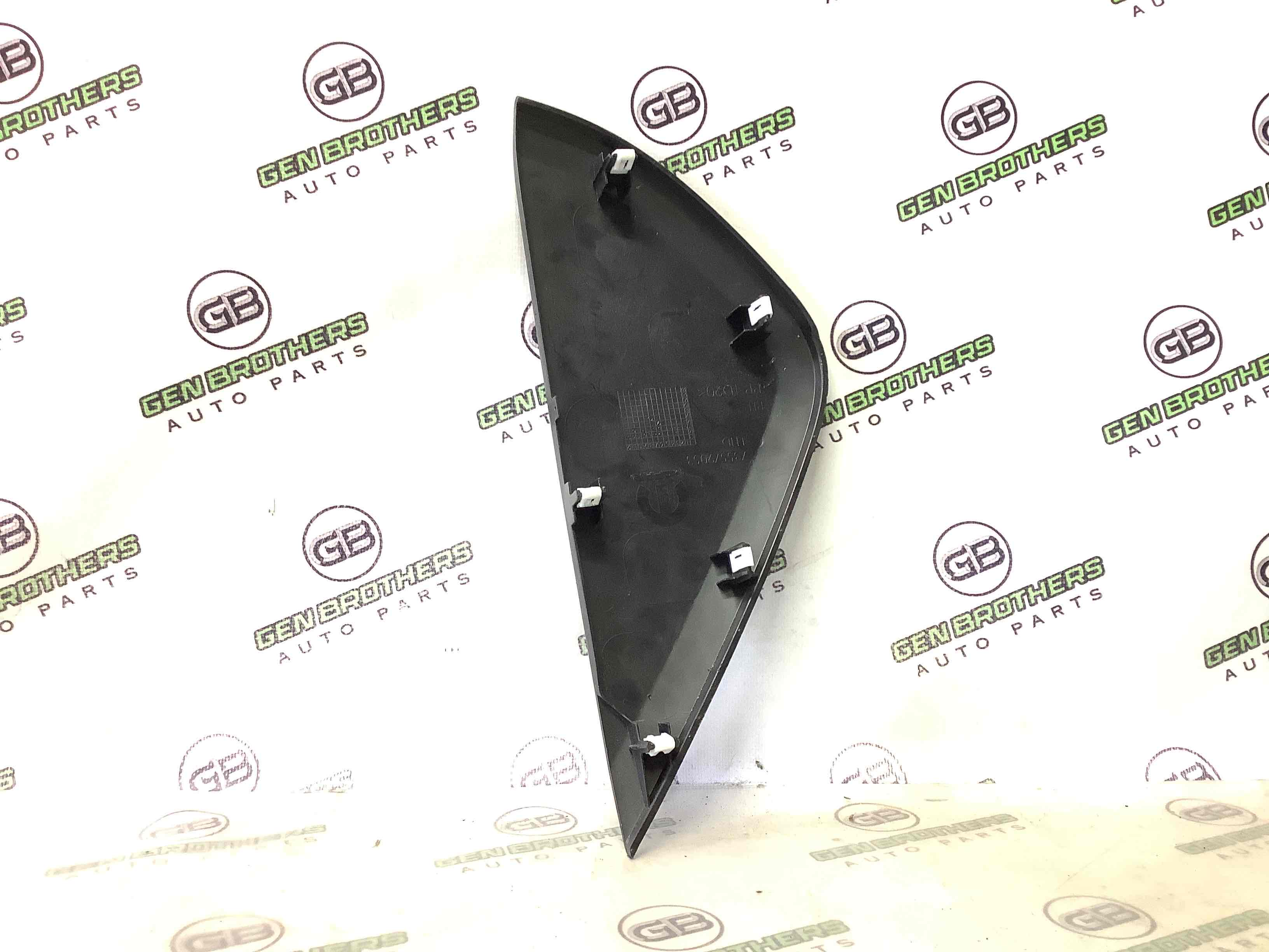 Обшивка панелі приладів торпедо