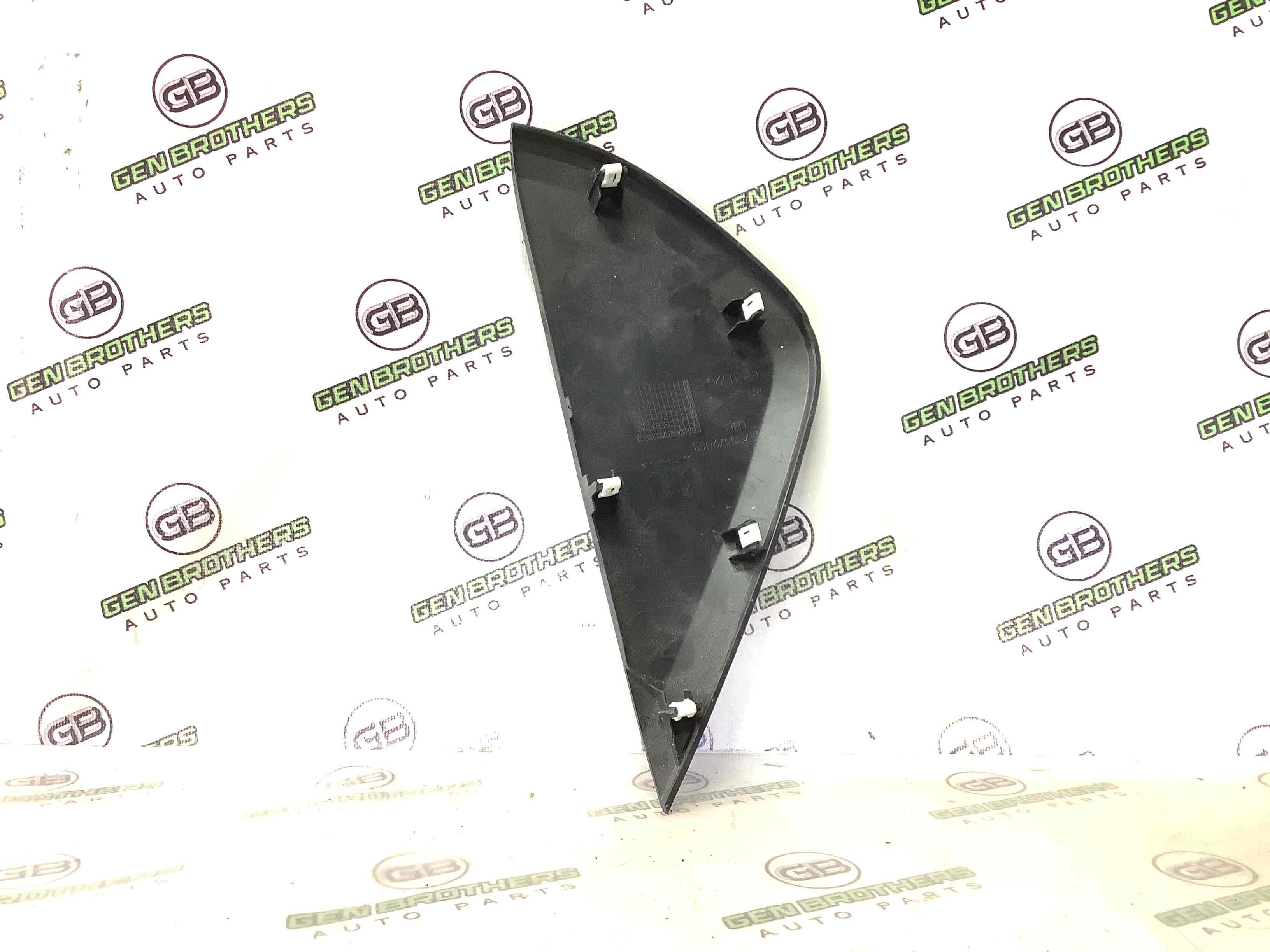 Обшивка панелі приладів торпедо