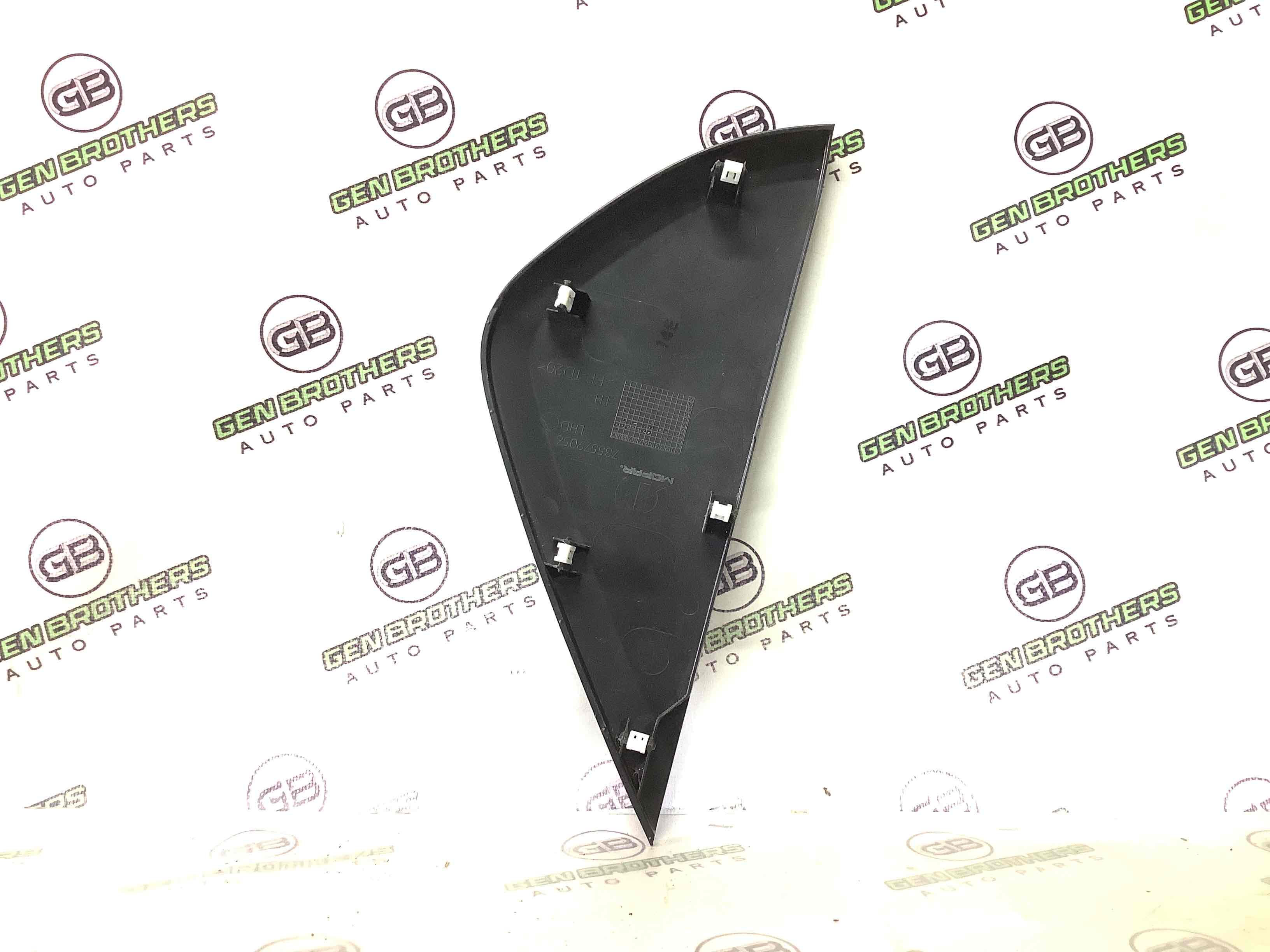 Обшивка панелі приладів торпедо