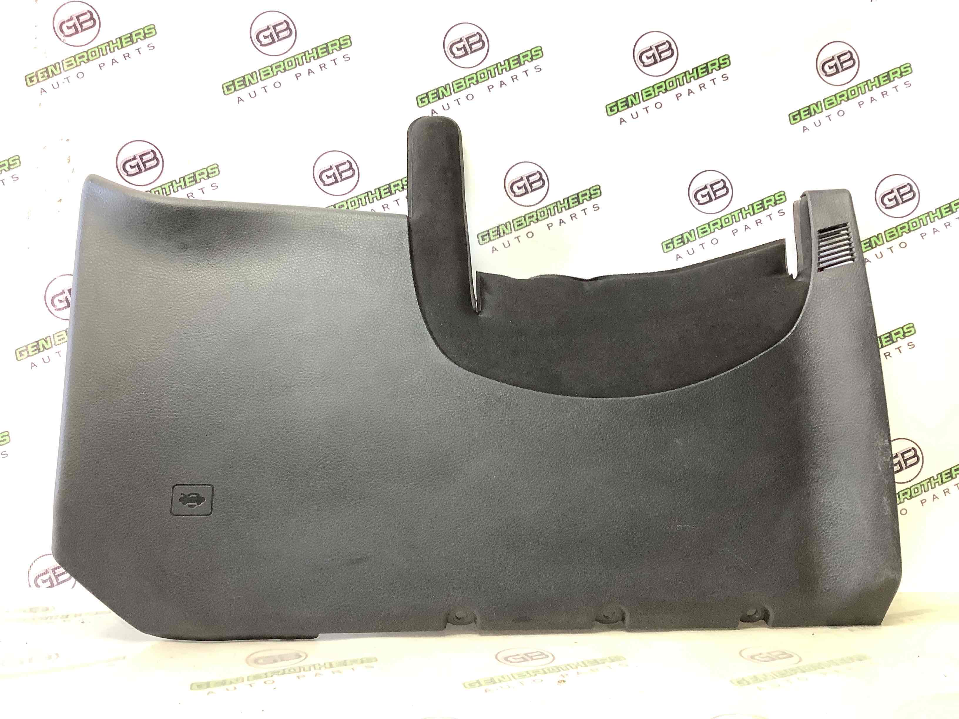 Обшивка панелі приладів торпедо