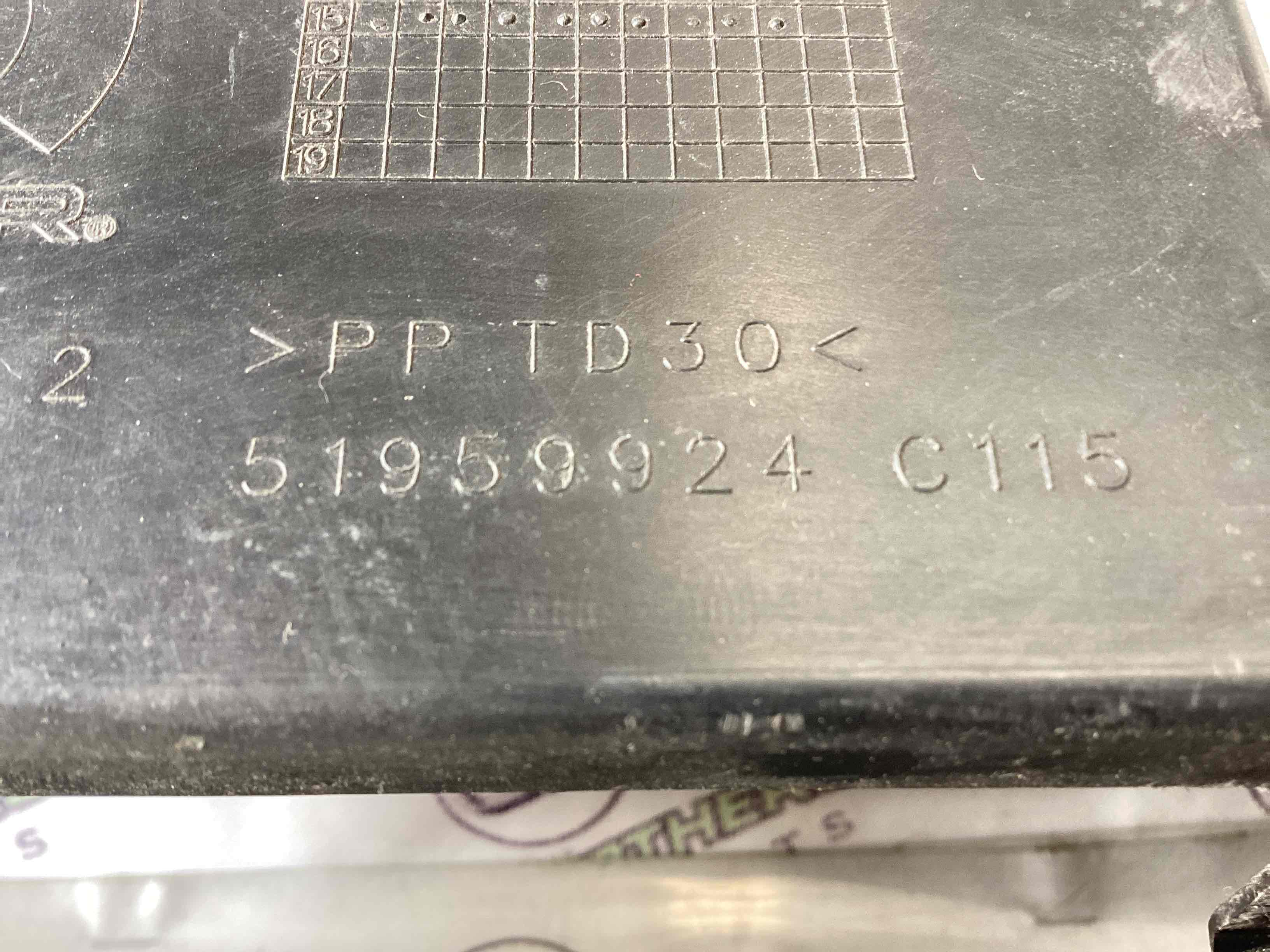 Кріплення заднього бампера центральне