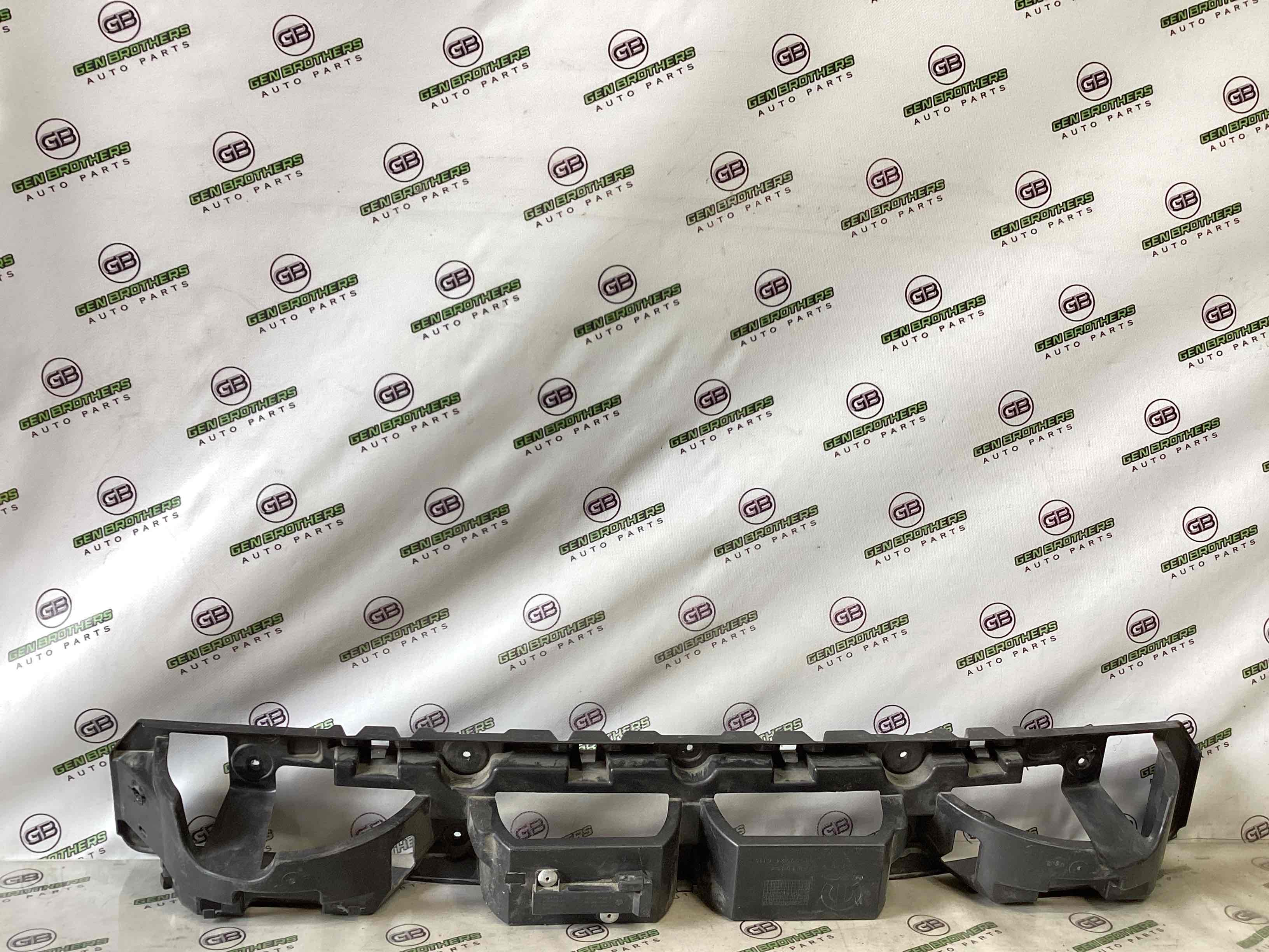 Кріплення заднього бампера центральне