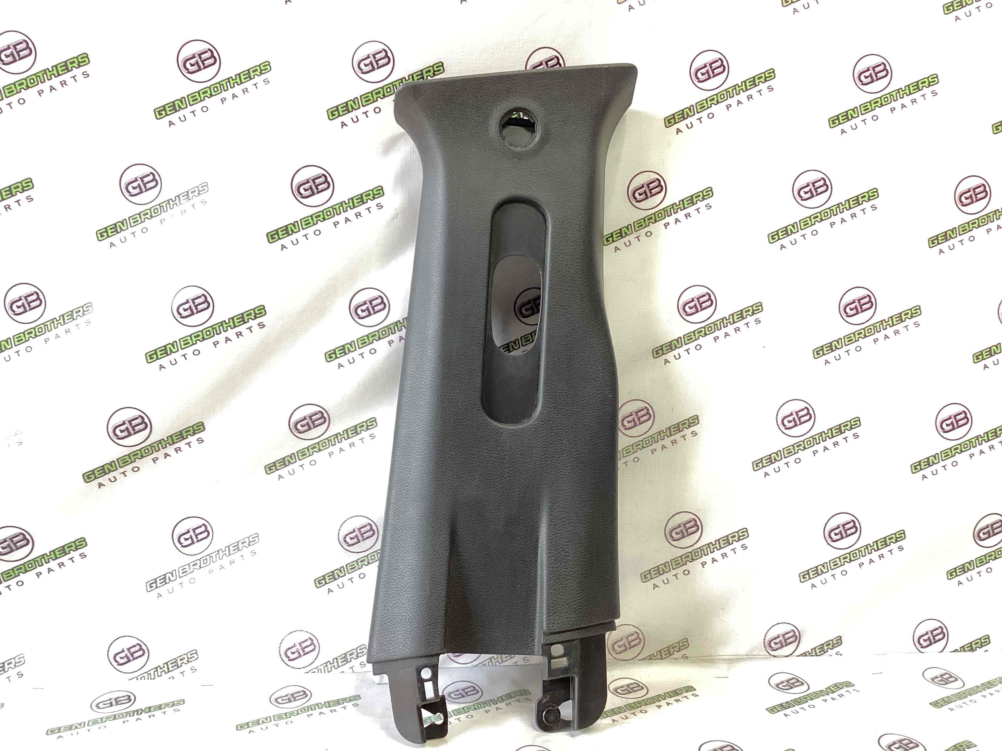 Обшивка центральної стійки права