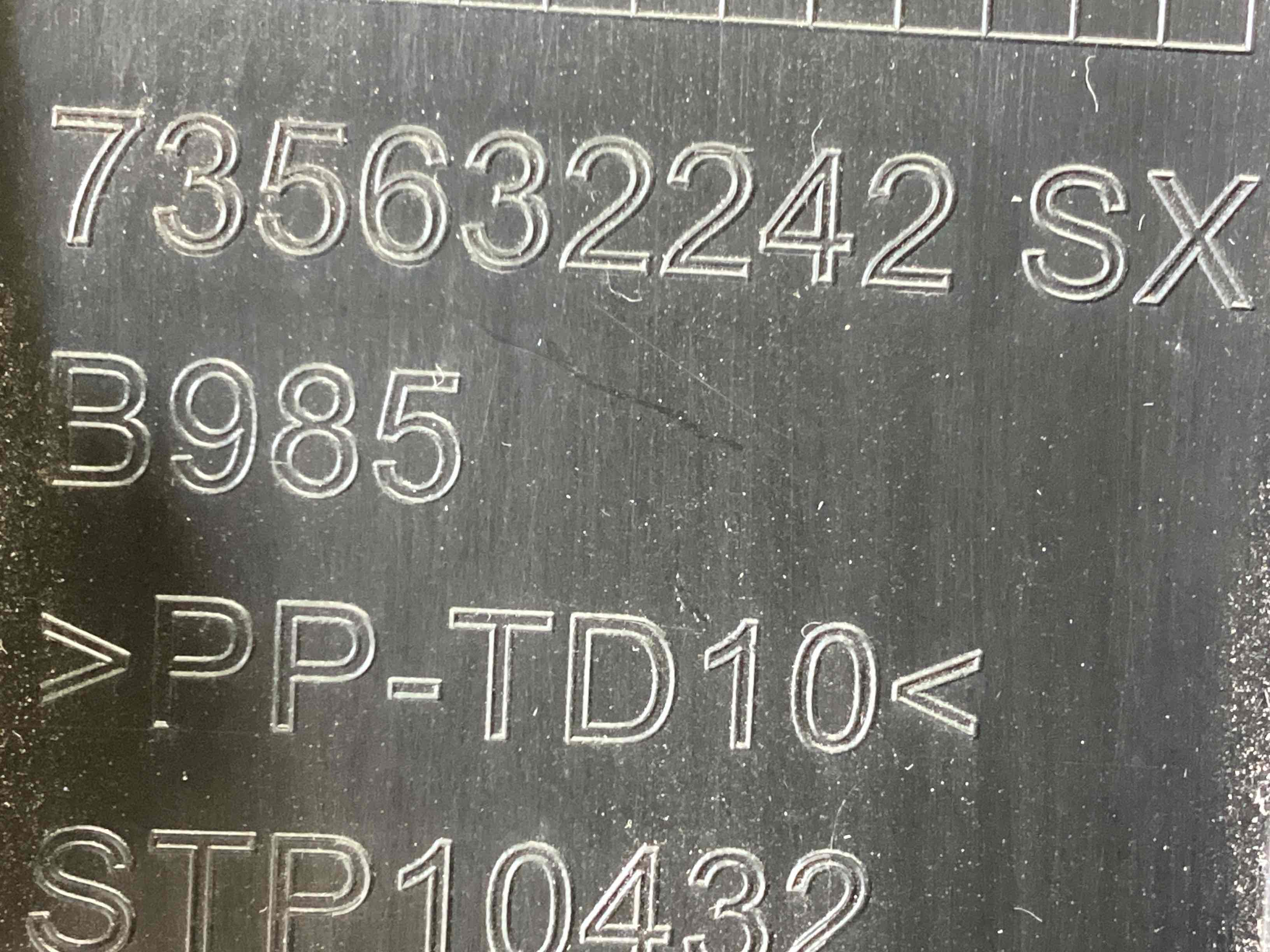 Обшивка центральної стійки ліва