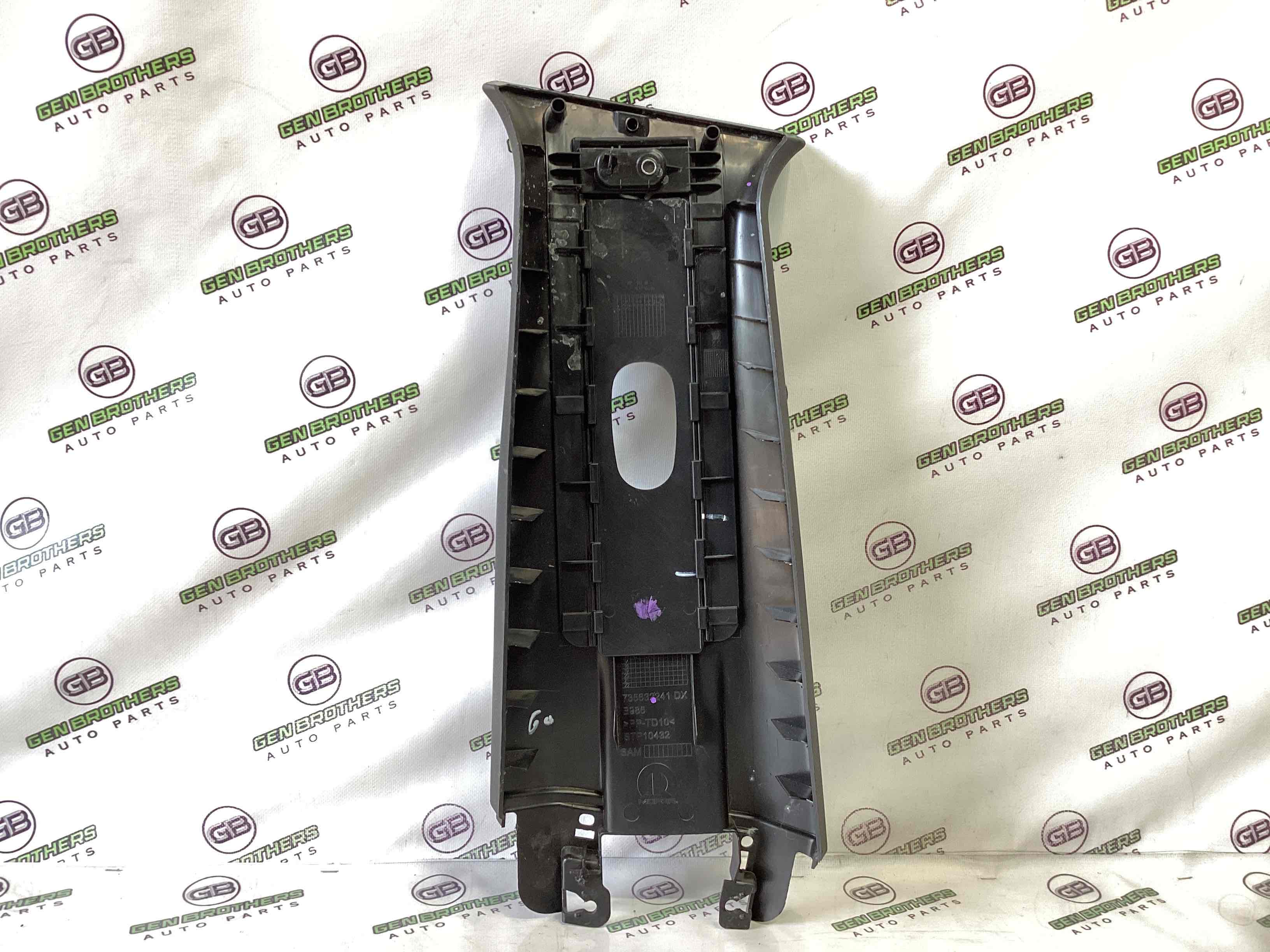 Обшивка центральної стійки права