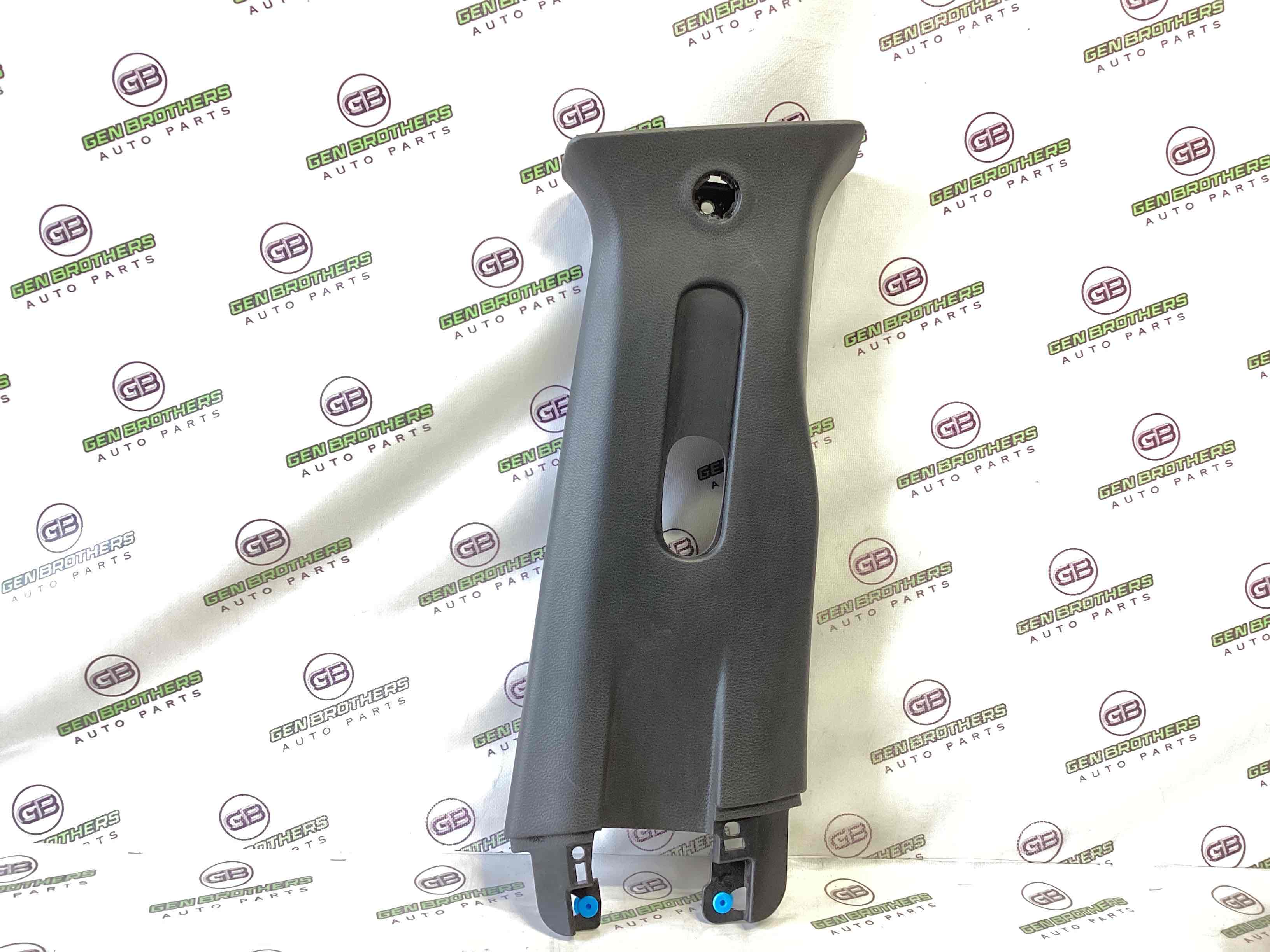 Обшивка центральної стійки права