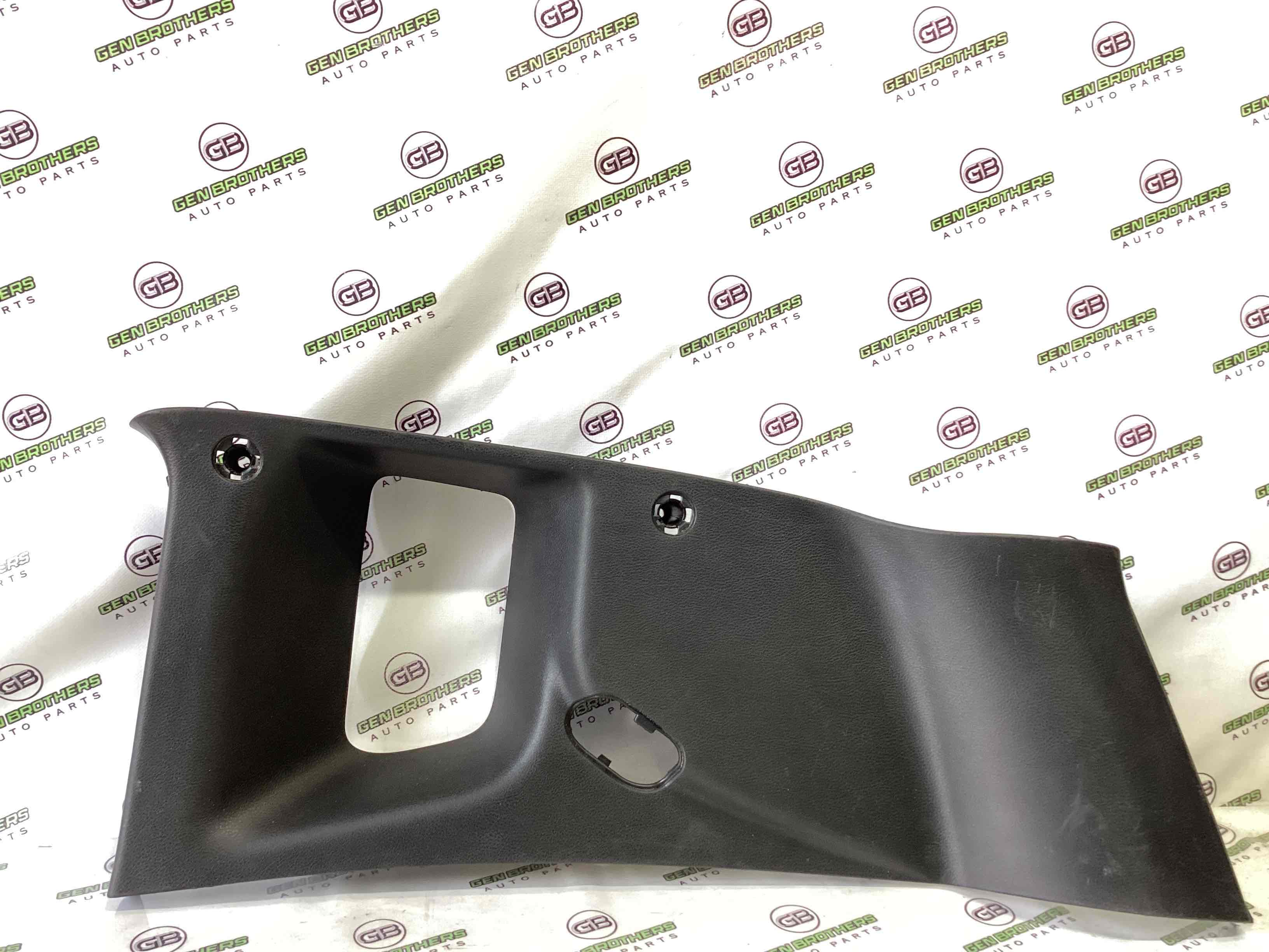 Обшивка задньої стійки права