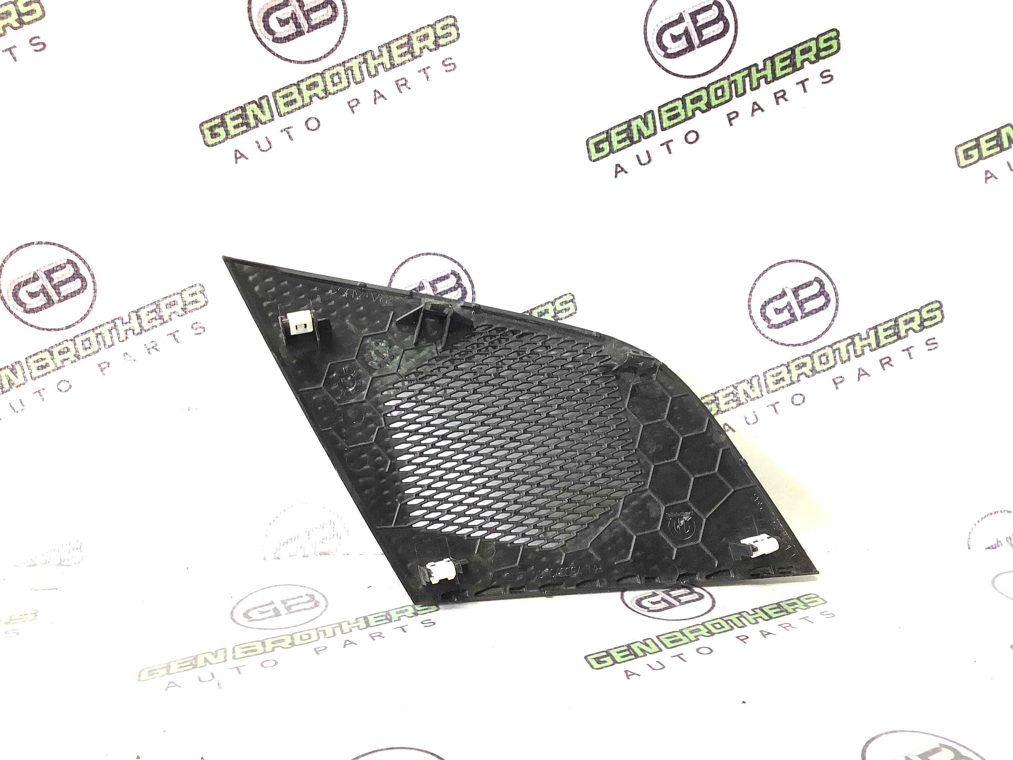 Обшивка панелі приладів торпедо