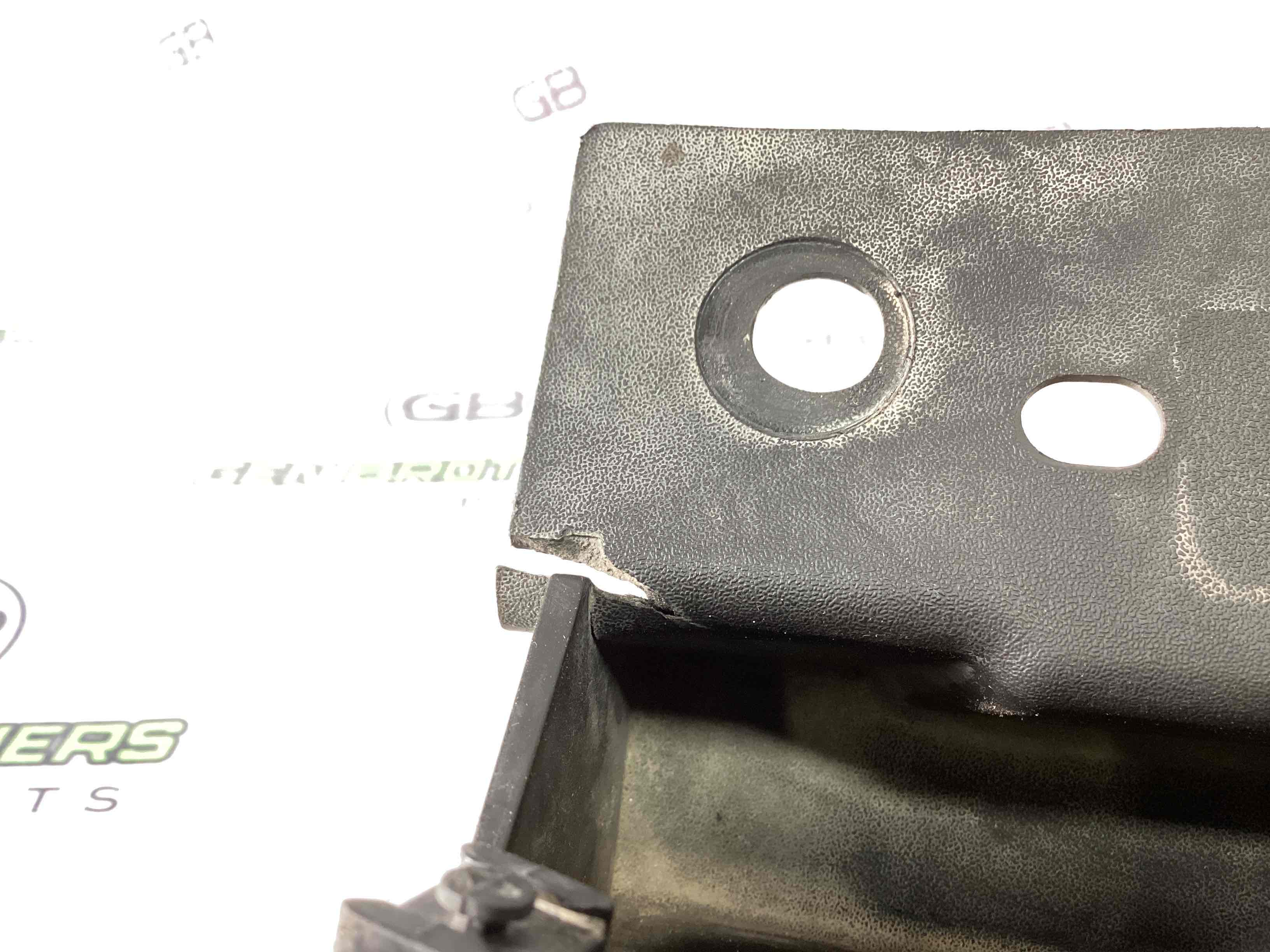 Пластик моторного відсіку