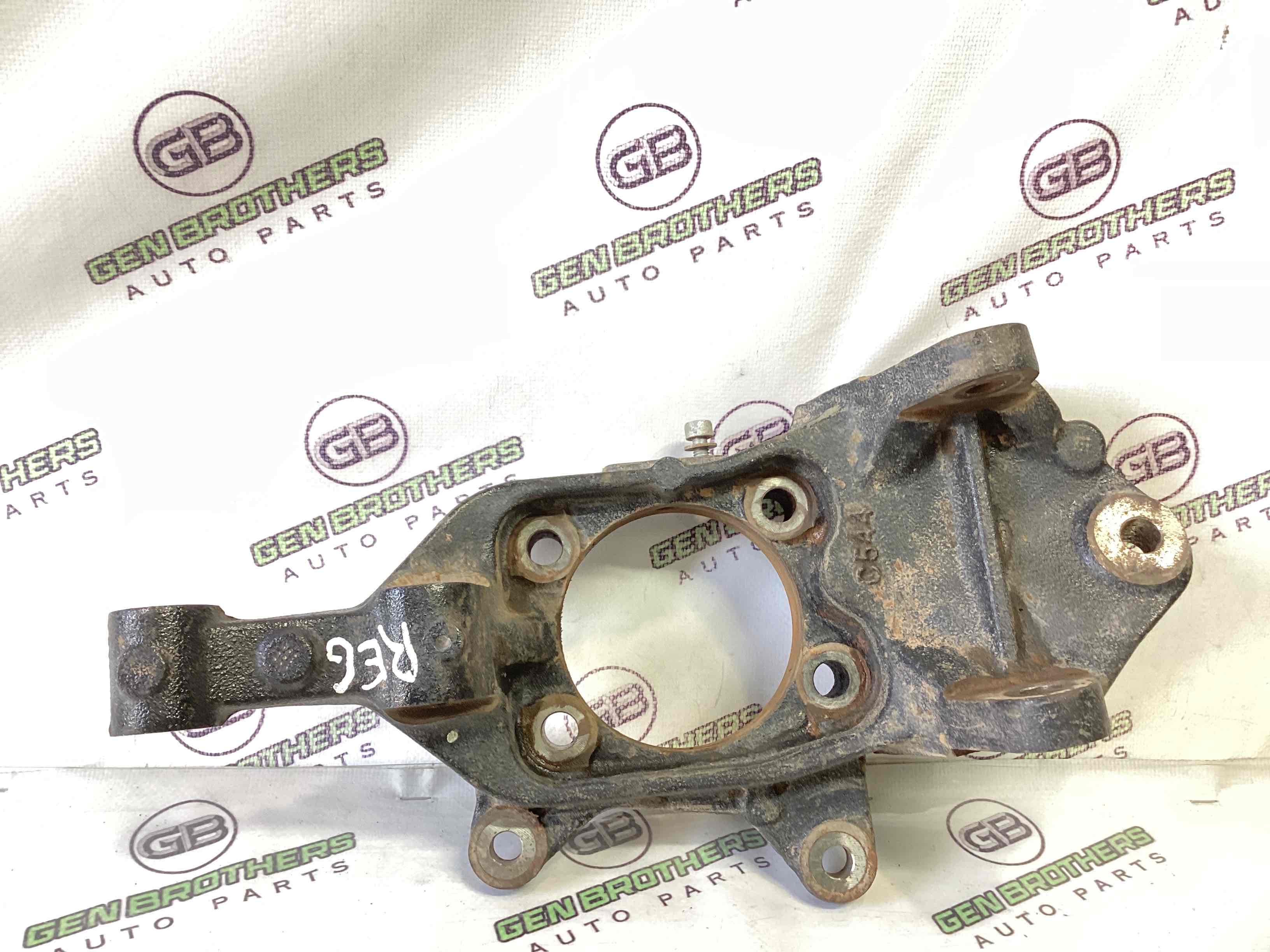 Кулак задній правий