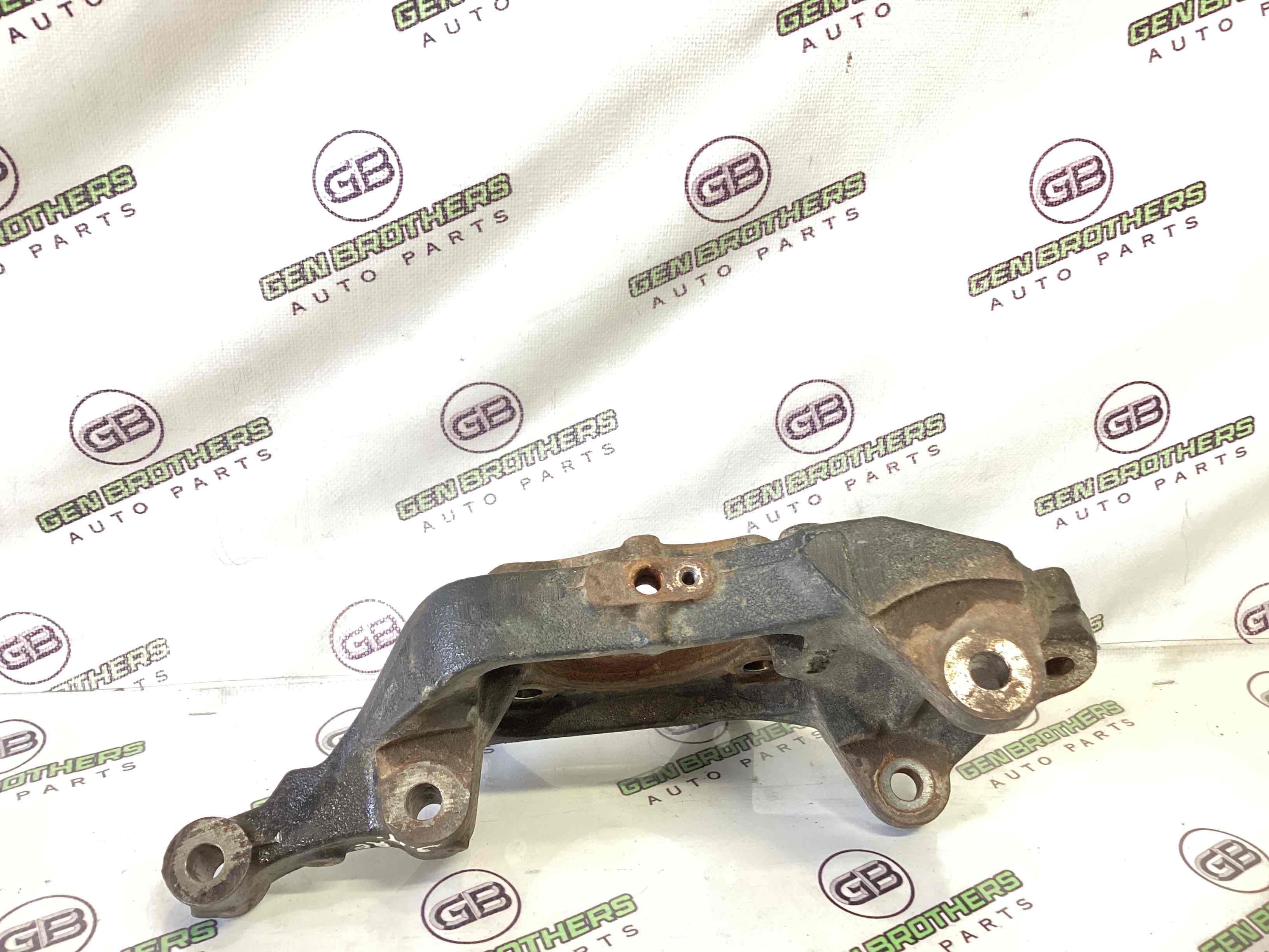 Кулак задній правий