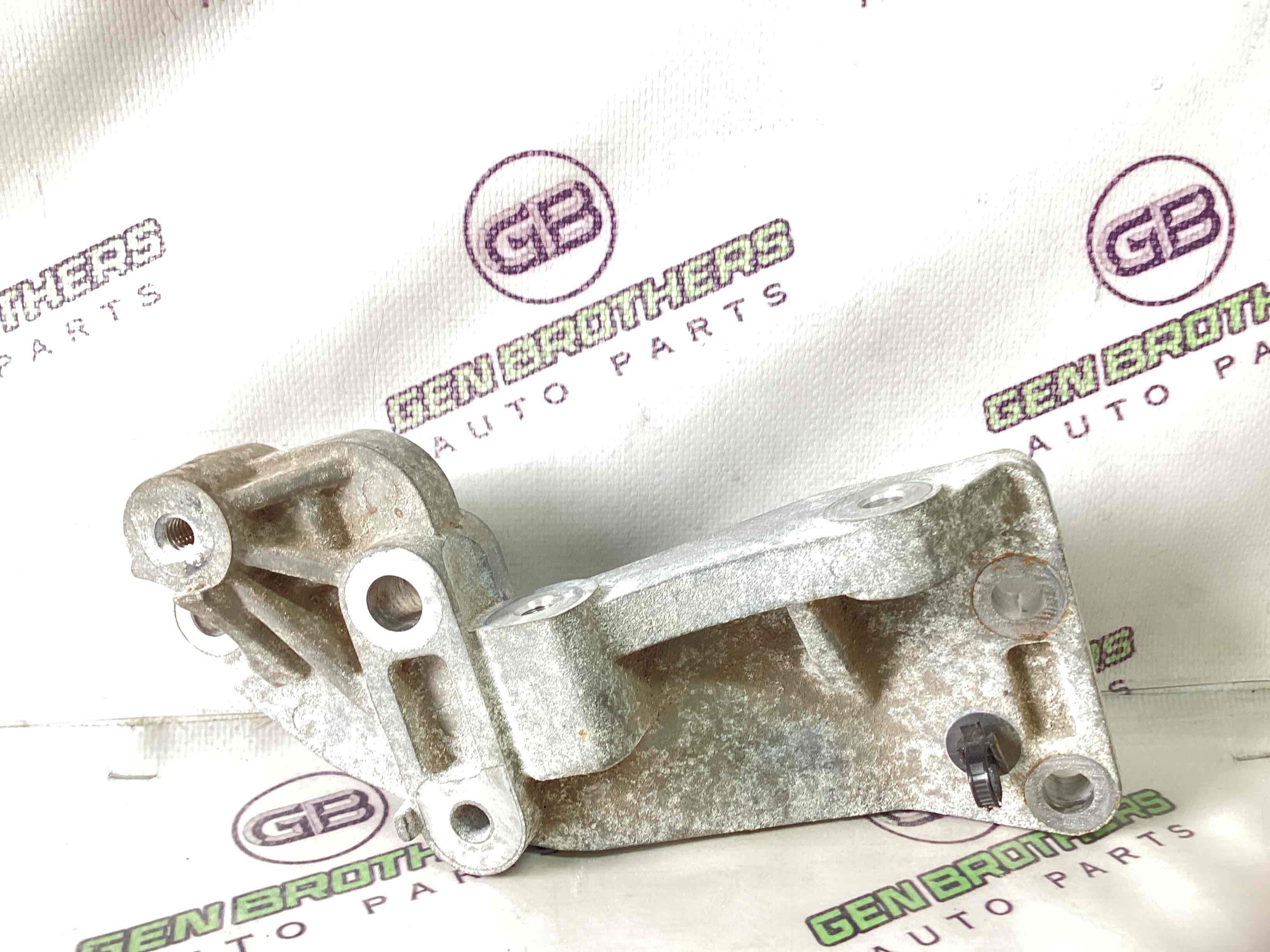 Генератор, кронштейн генератора