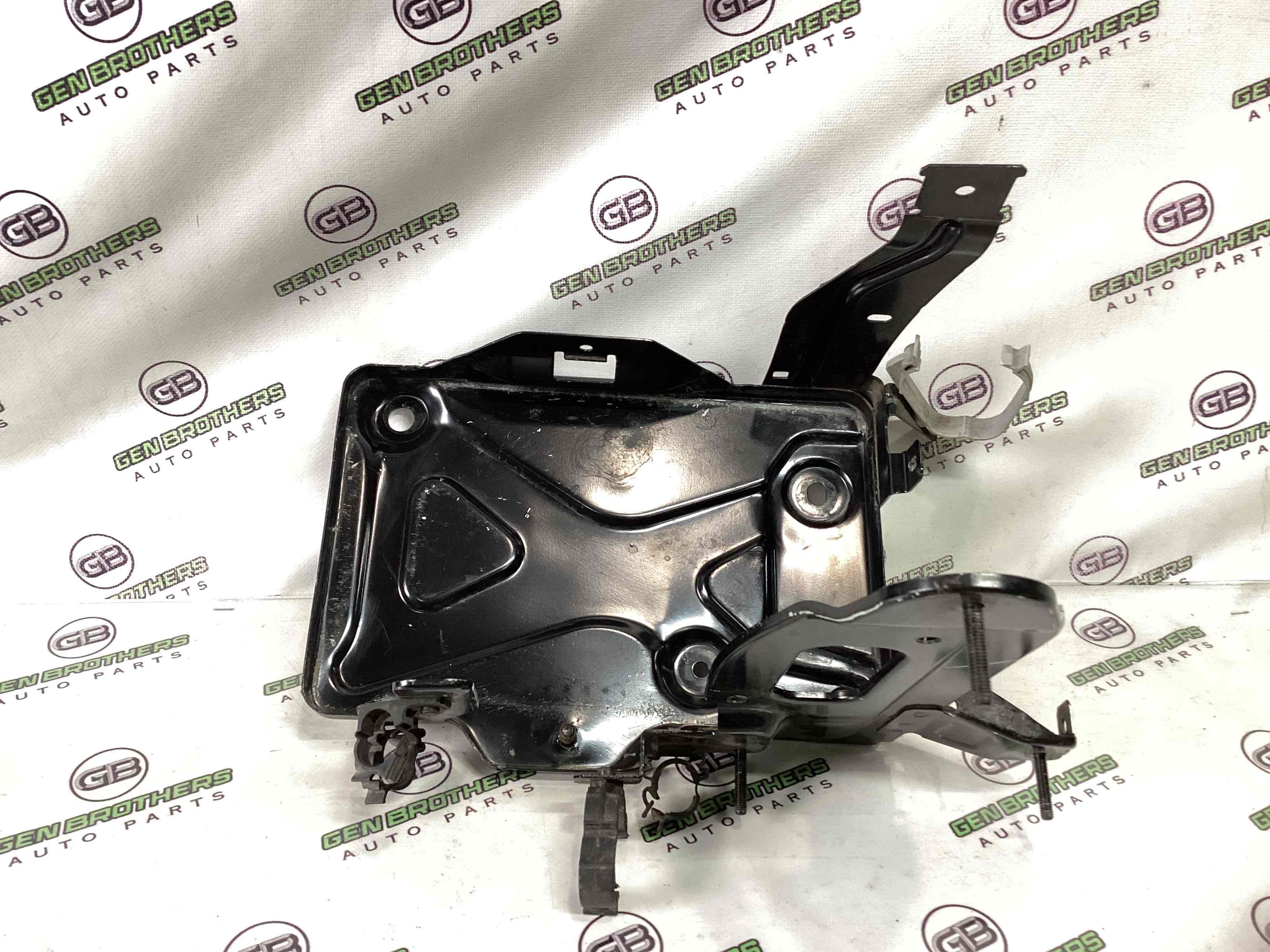 Полиця акумулятора, кришка, кріплення майданчик АКБ