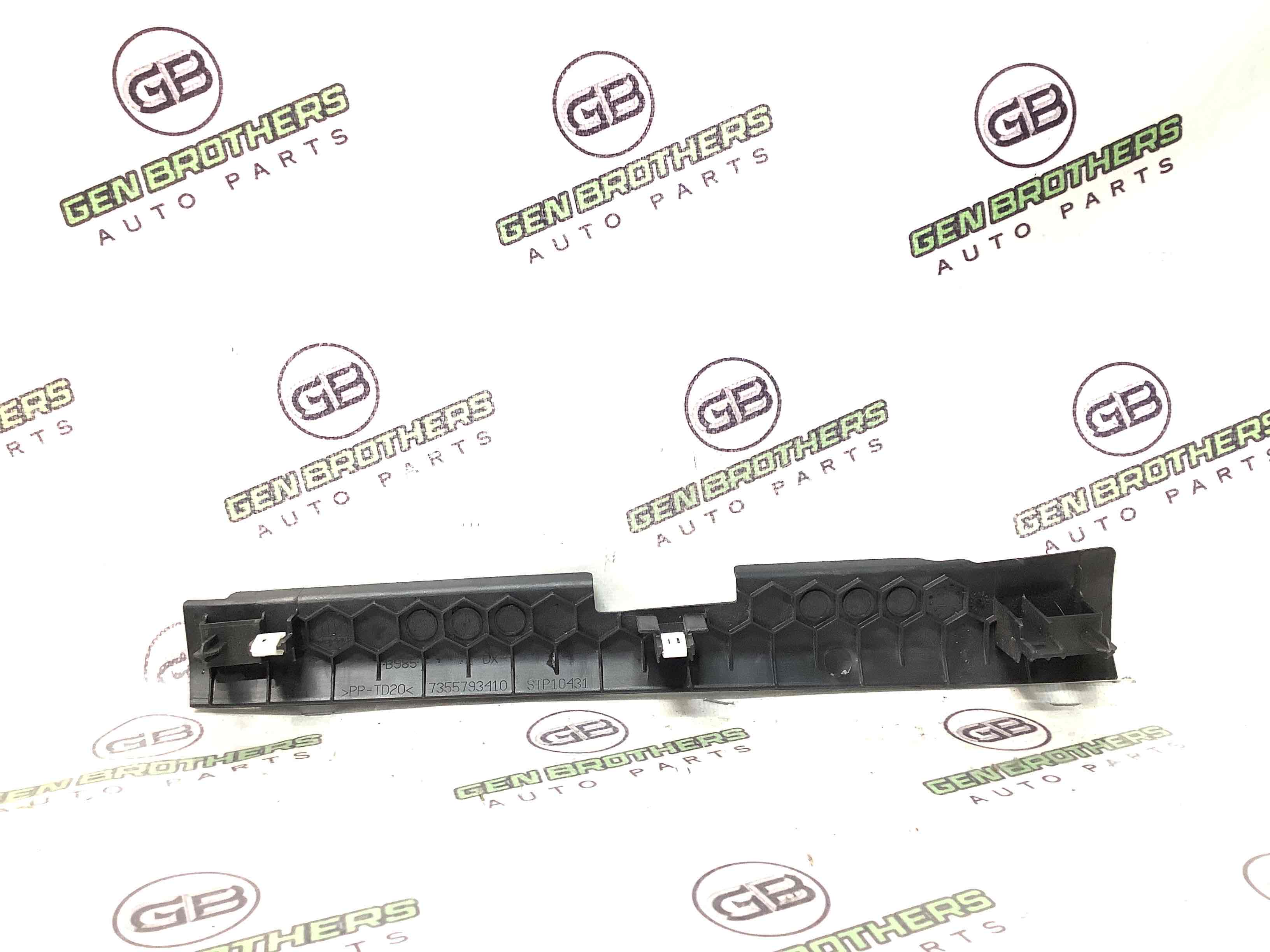 Обшивка панелі приладів торпедо