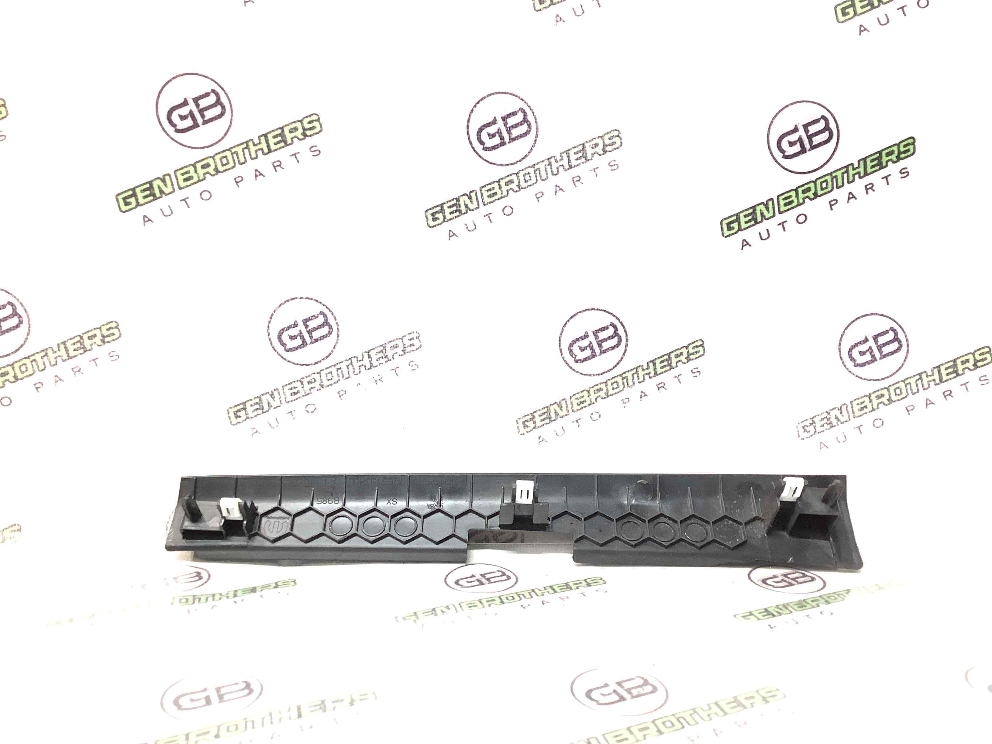 Обшивка панелі приладів торпедо