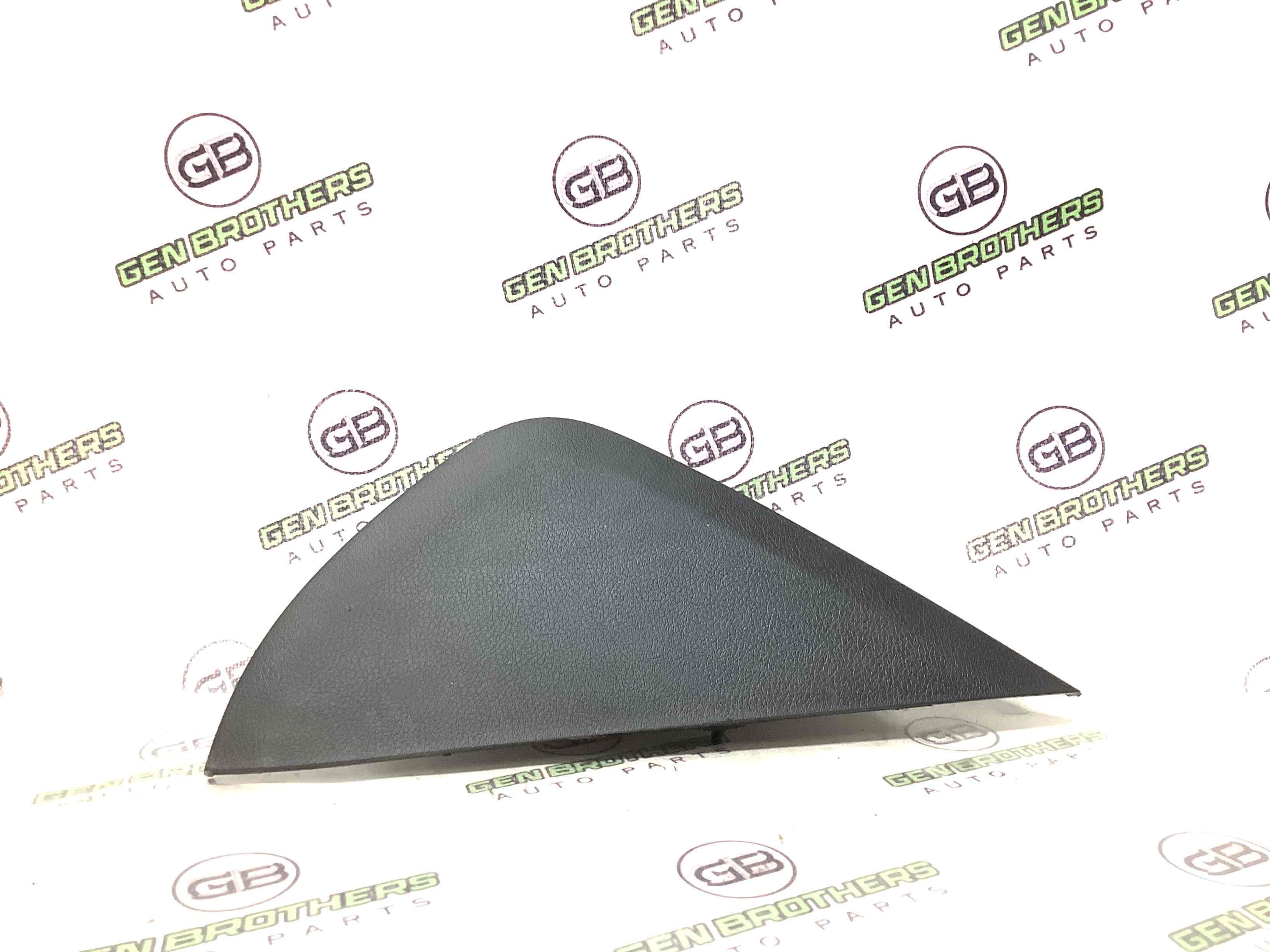 Обшивка панелі приладів торпедо