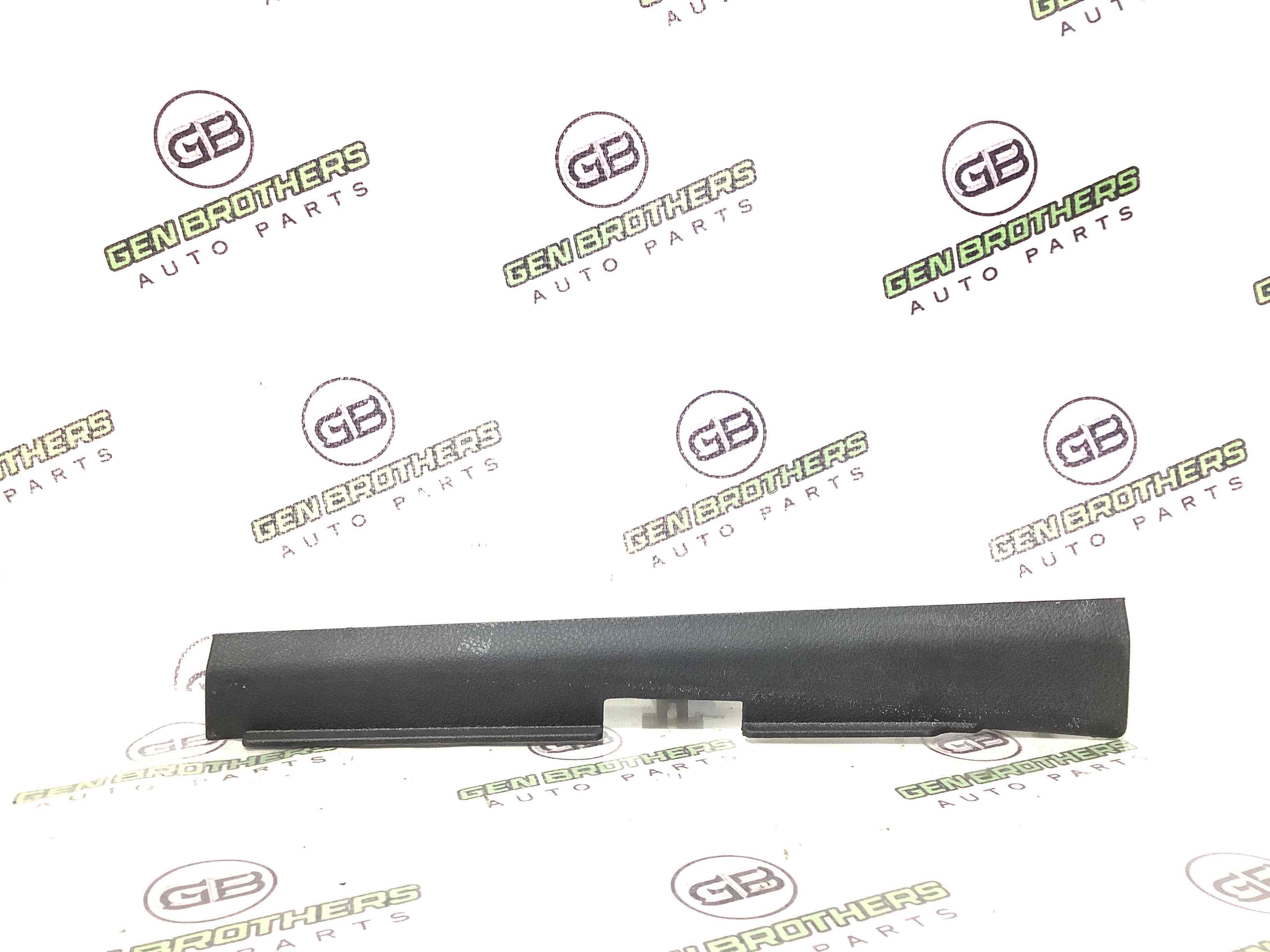 Обшивка панелі приладів торпедо