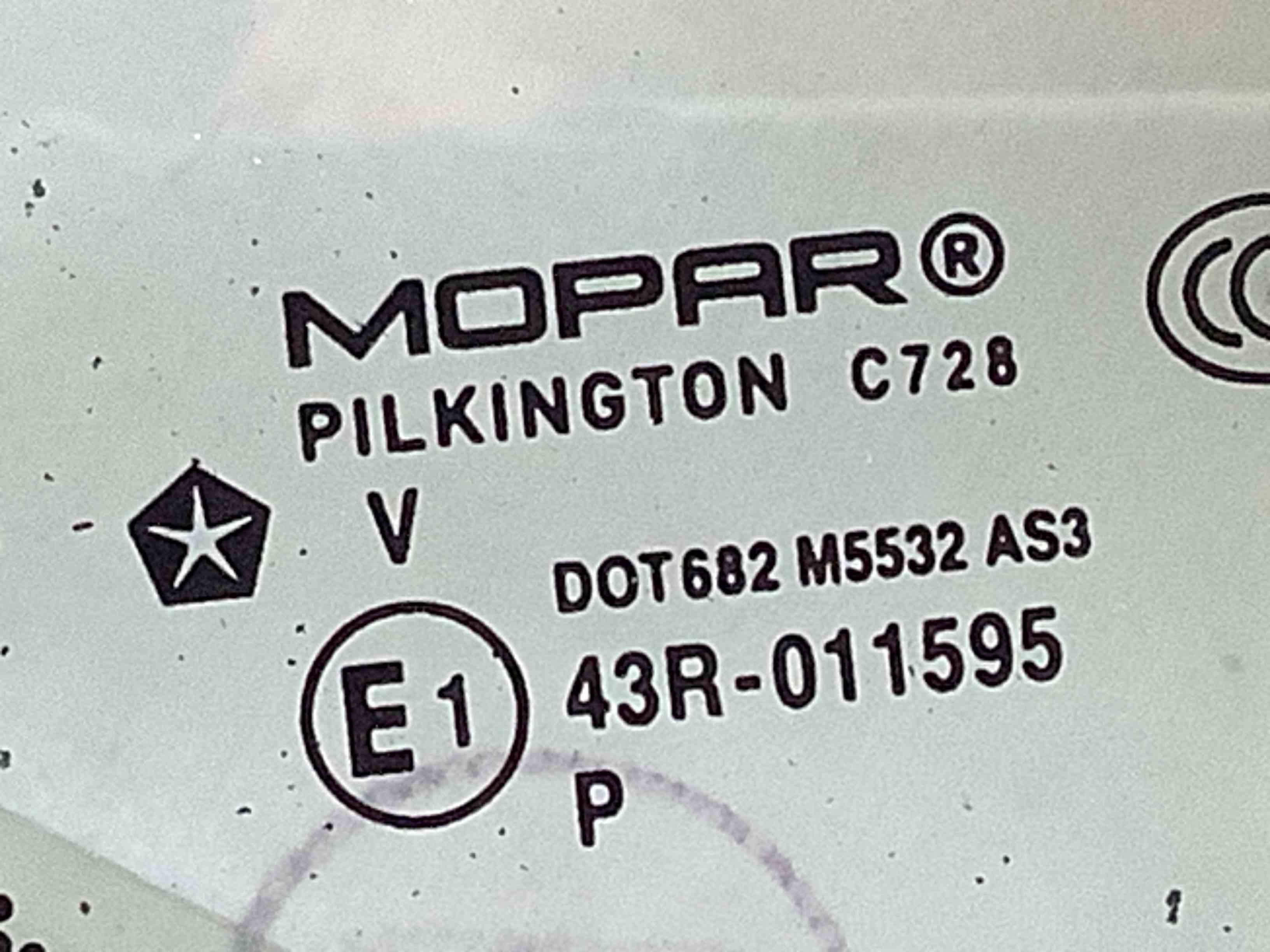 Скло кузовне бічне праве