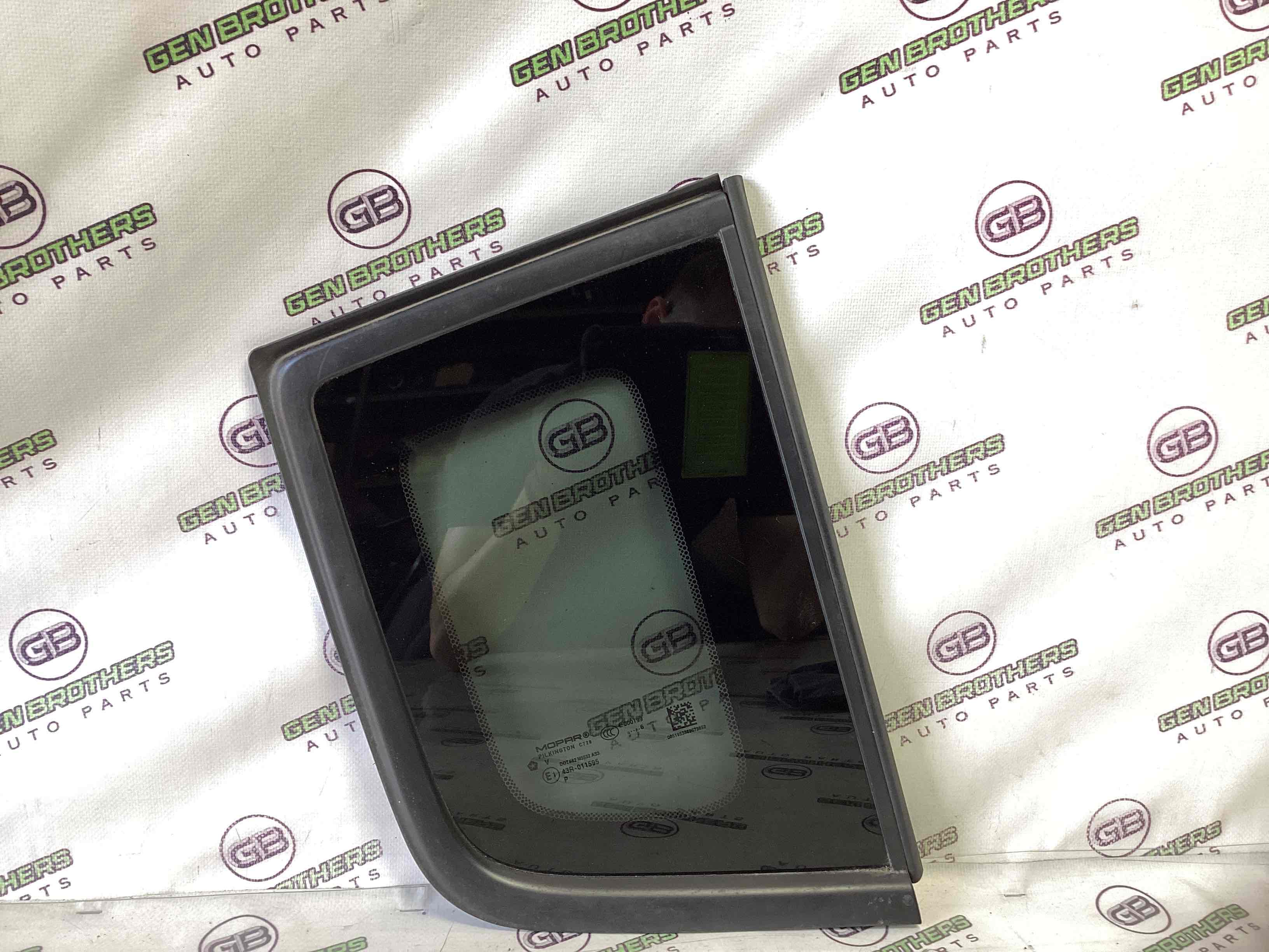 Скло кузовне бічне праве