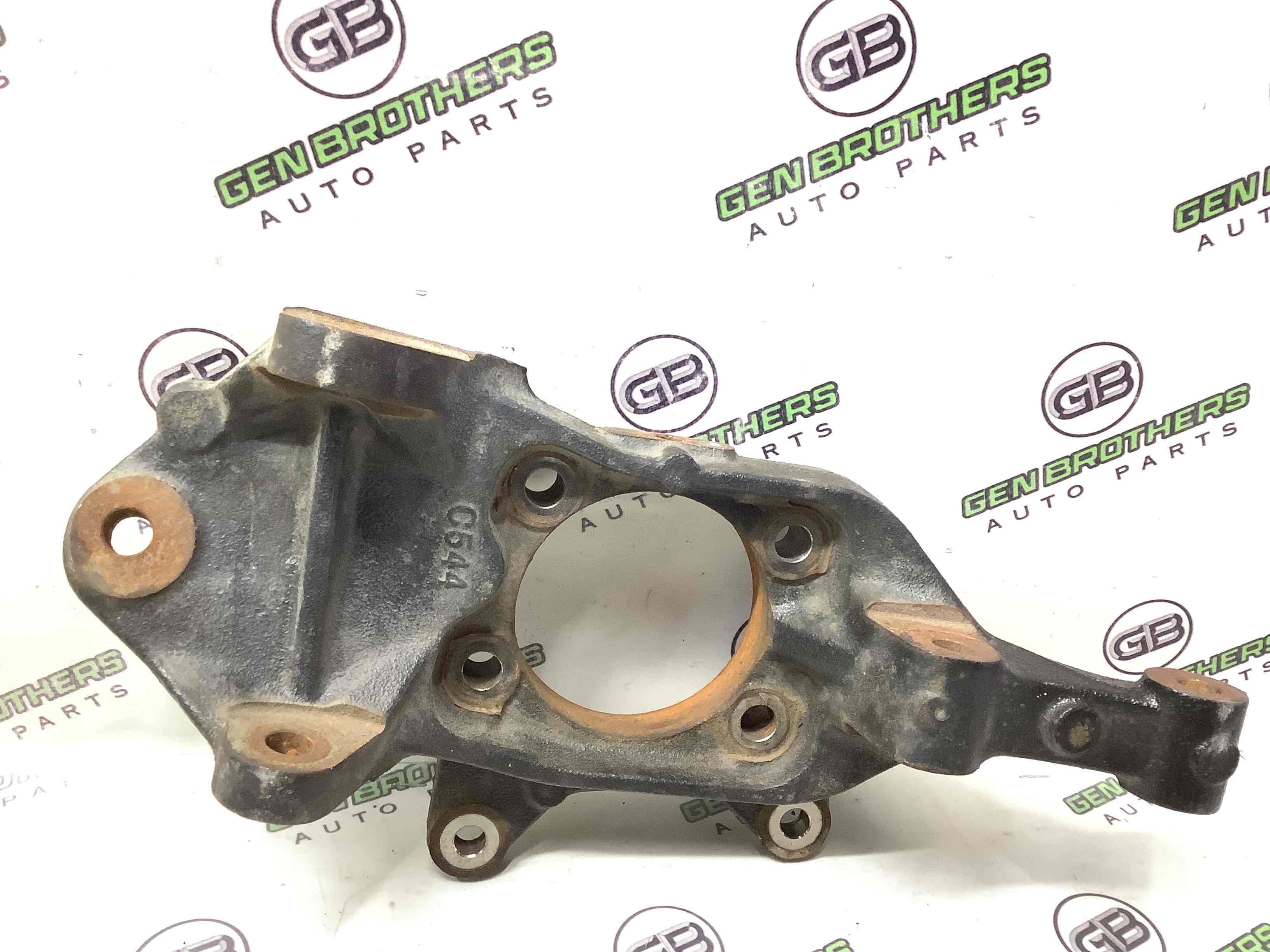 Кулак задній правий